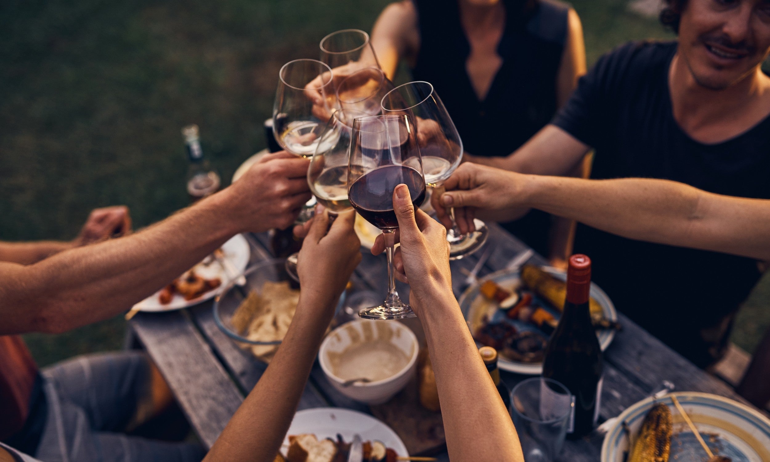 Freunde trinken Sommer und Frühlings-Weine