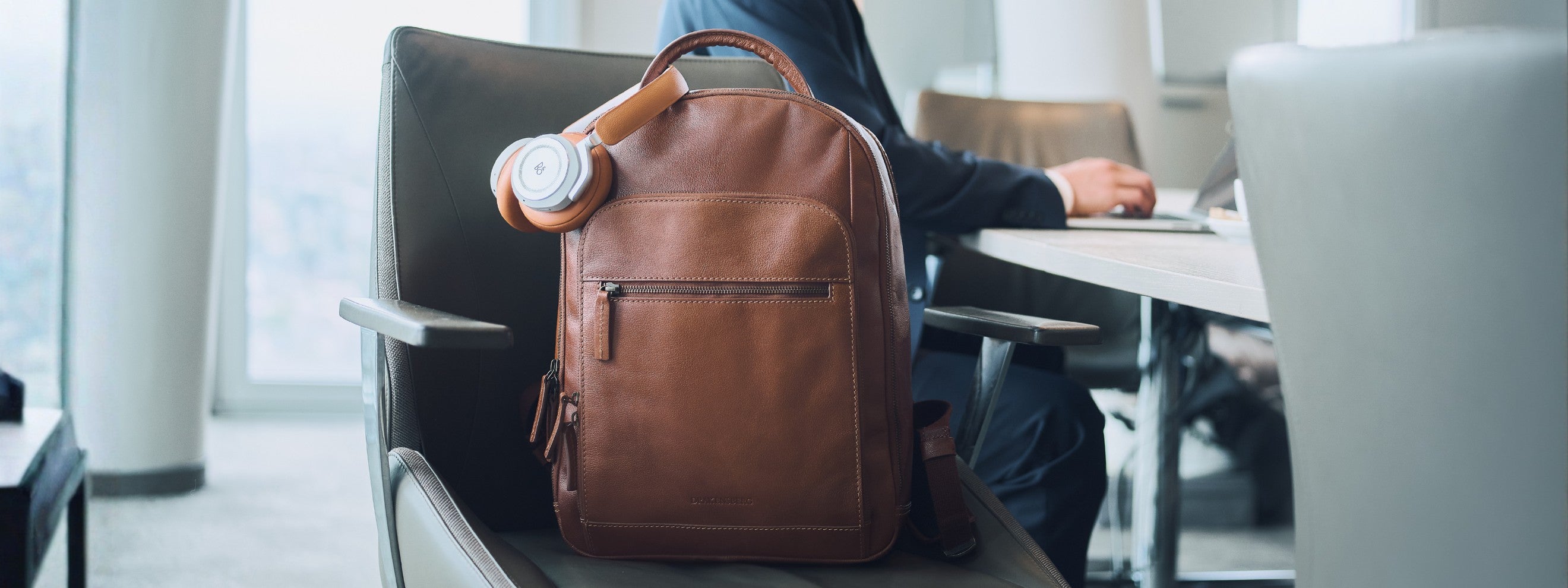 Leder Laptop Rucksack mit 13, 14, 16 Zoll Laptopfach und vielen Fächern für Zubehör, Dokumente und Akten.