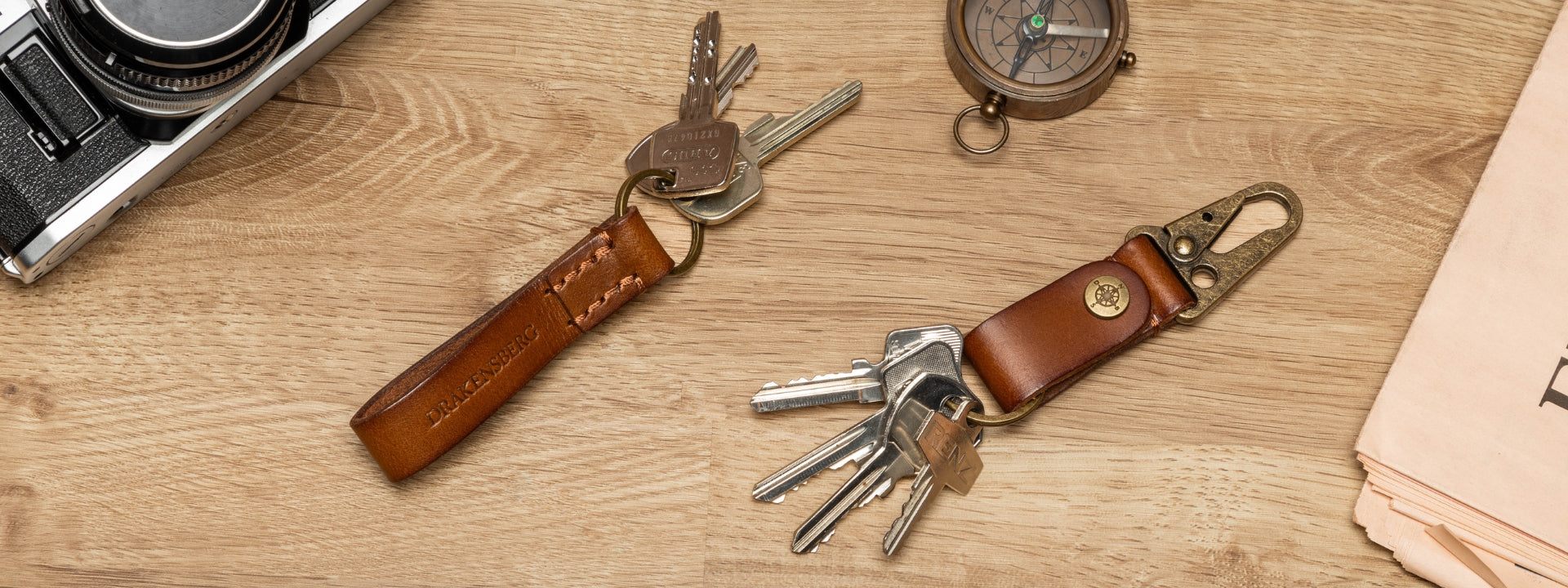 Schlüsselanhänger aus Leder von Drakensberg - demonstriert an einem Schlüsselbund - 16-9