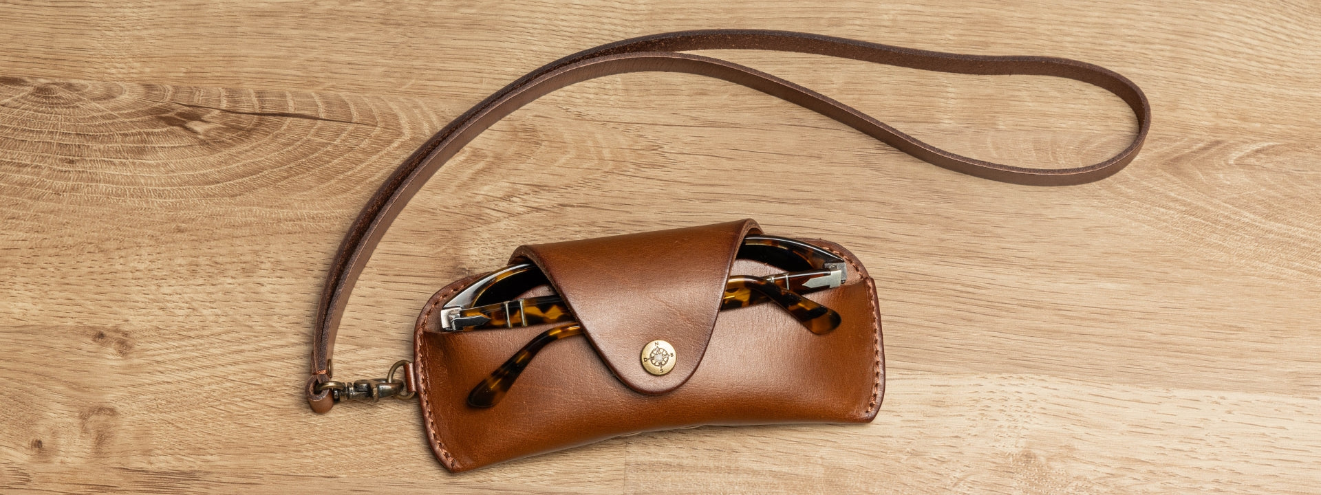 Leder Brillenetui für Sonnenbrillen und Lesebrillen, praktisch für die Reise zum Umhängen - nachhaltig handgemacht - 16-9