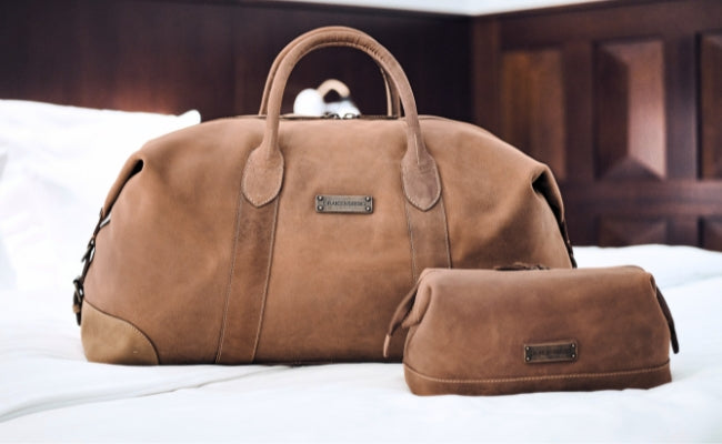 DRAKENSBERG Bundle aus brauner Leder-Reisetasche und passendem Kulturbeutel