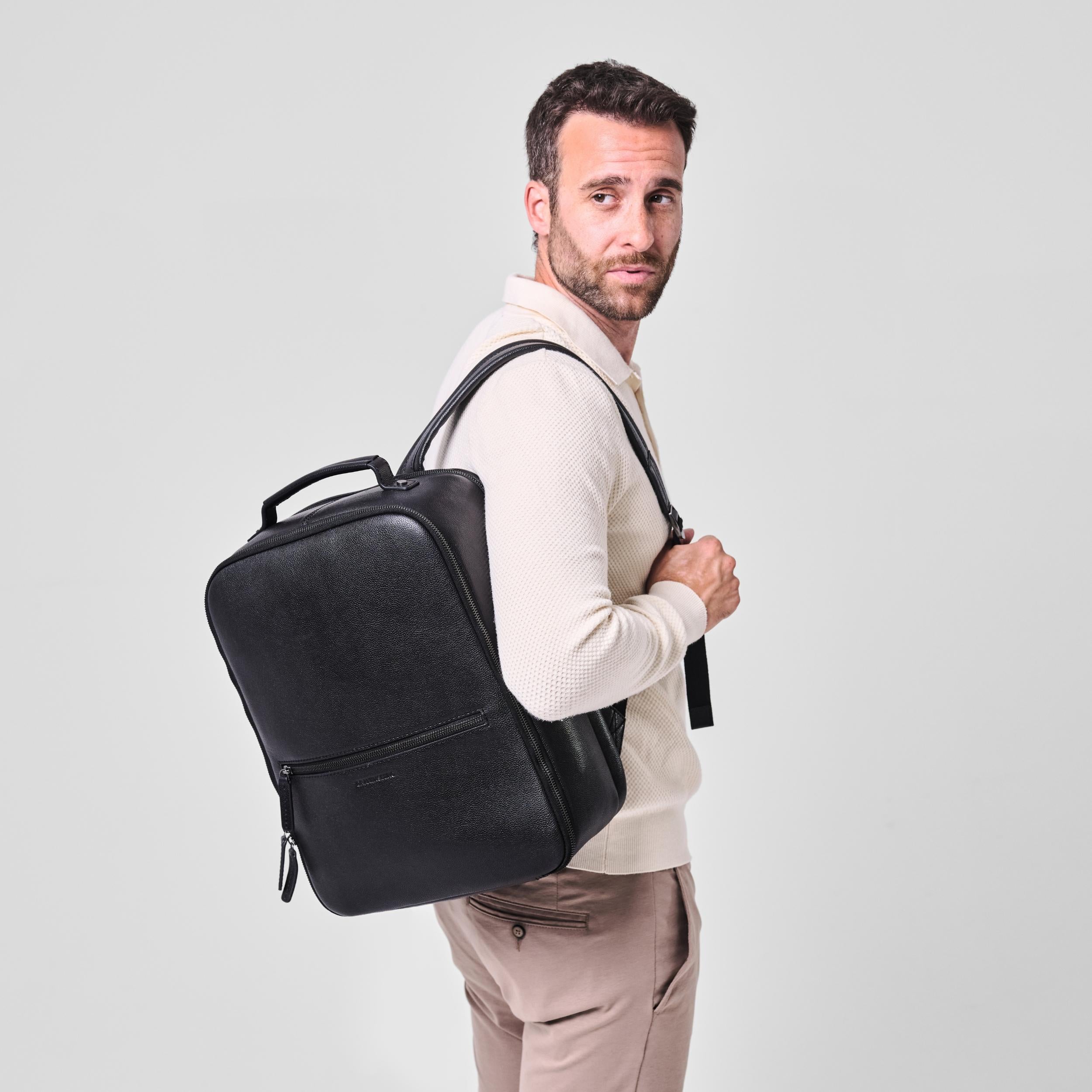 Armando in Schwarz als Business-Rucksack am Model