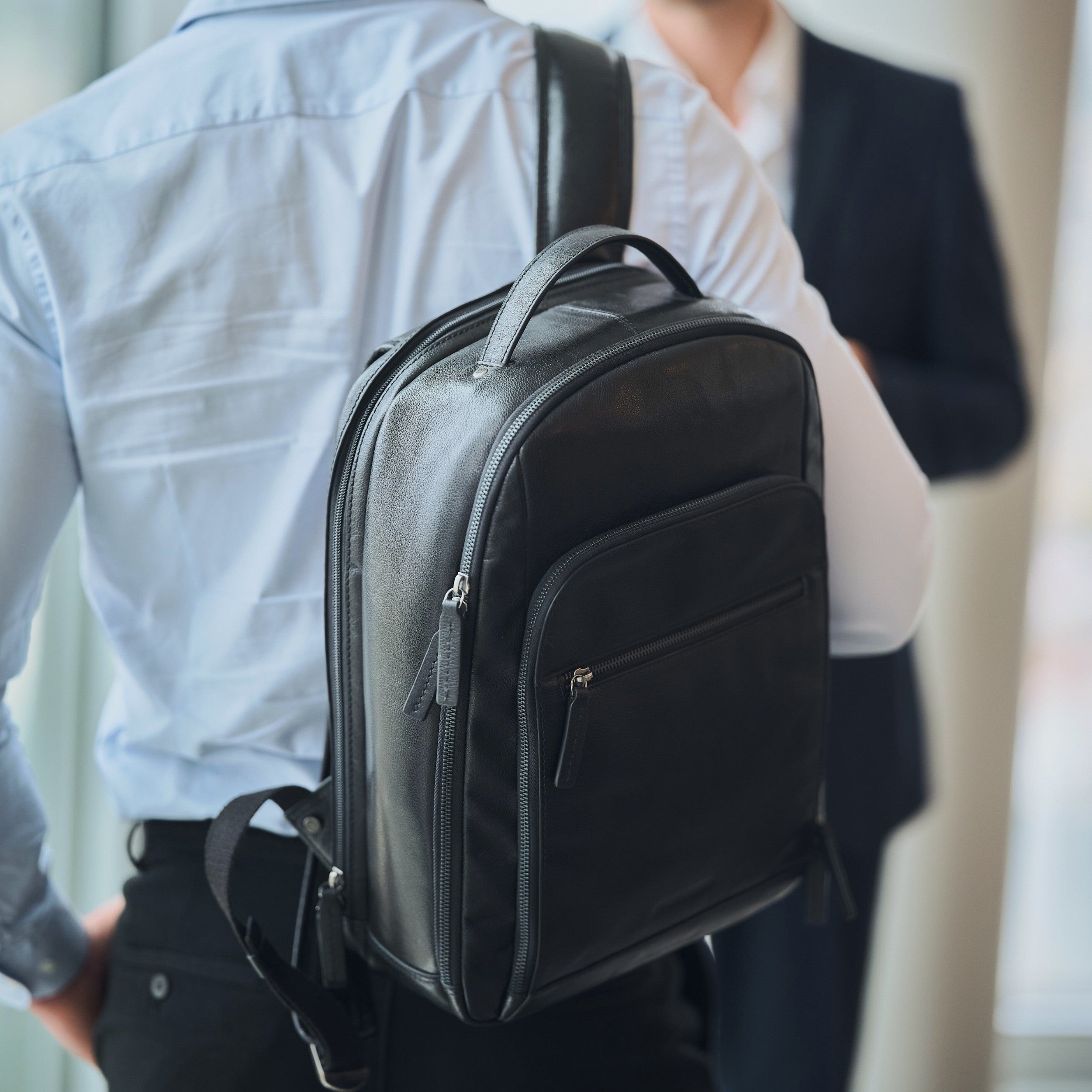16" Laptop Rucksack aus Leder in schwarz, mit vielen Fächer für den Business Alltag, bequem auf dem Rücken zu tragen