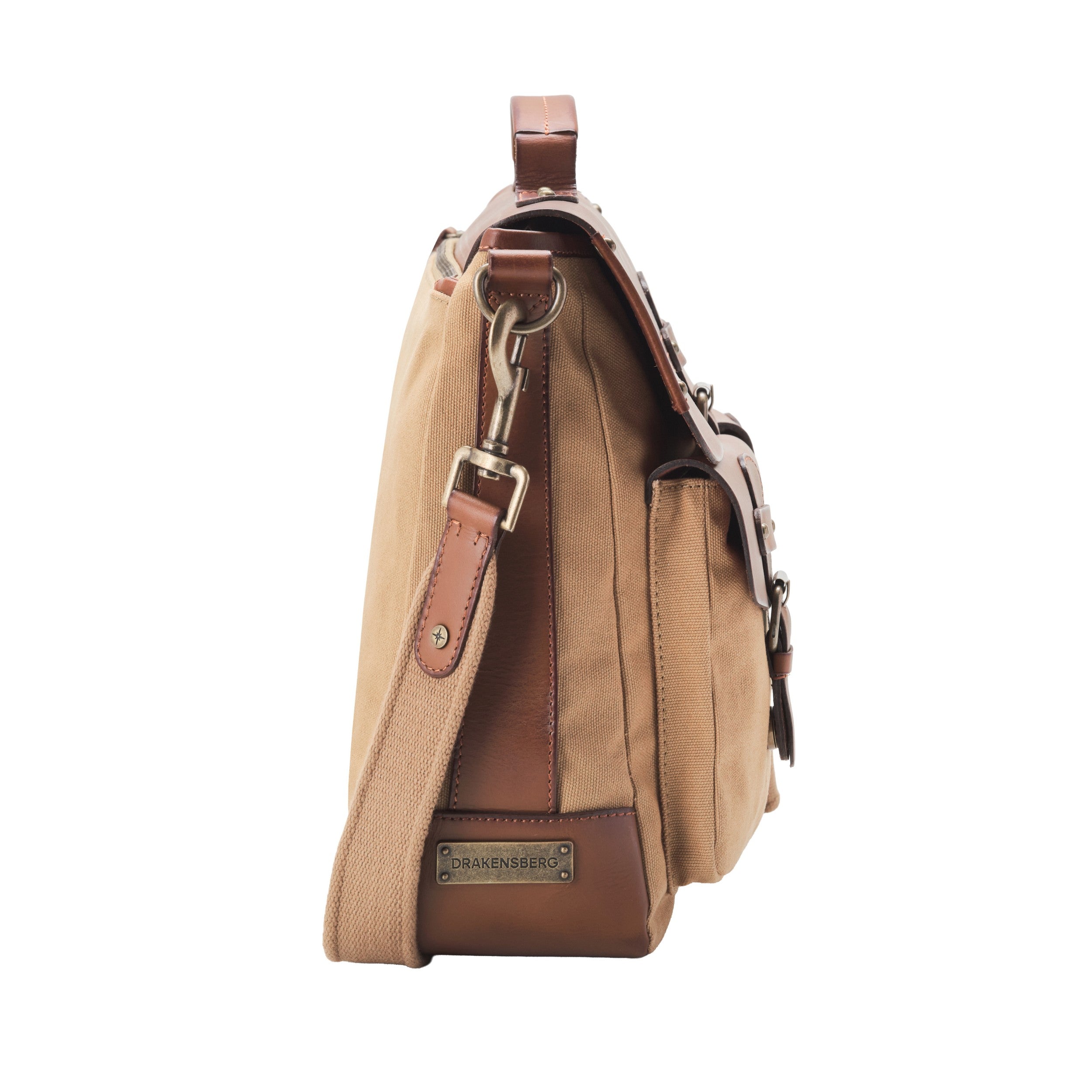 Aktentasche und Laptoptasche Herren aus Canvas und Leder, Milo, Khaki-Beige, mit 16" Laptopfach, handgemacht mit vielen Fächern - Seite der Tasche mit Logo-Metallschild