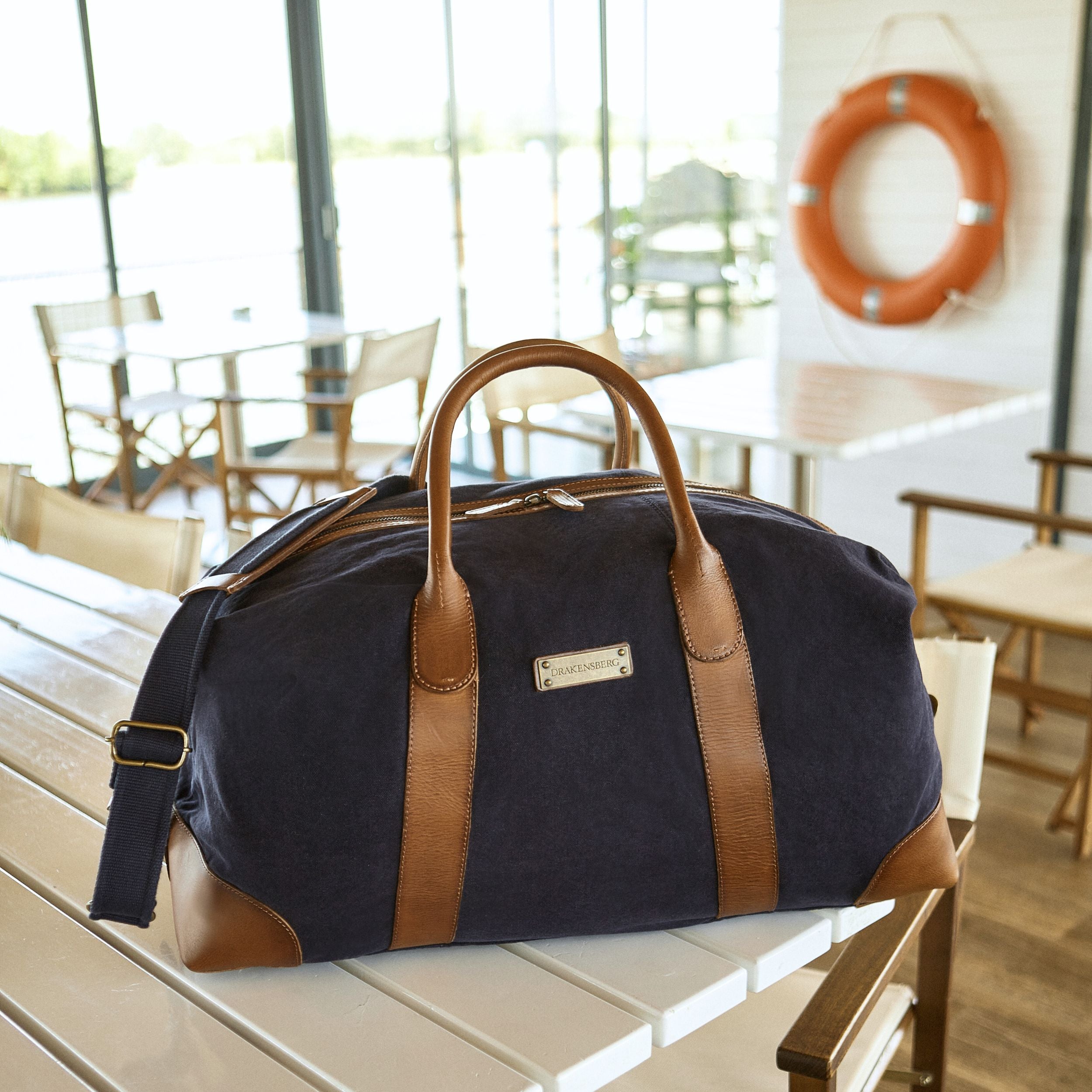 DR00156 - Baumwolle Leder Weekender »David« (L) für Herren und Damen | Marine-Blau, im Hafenlokal mit maritimer Deko
