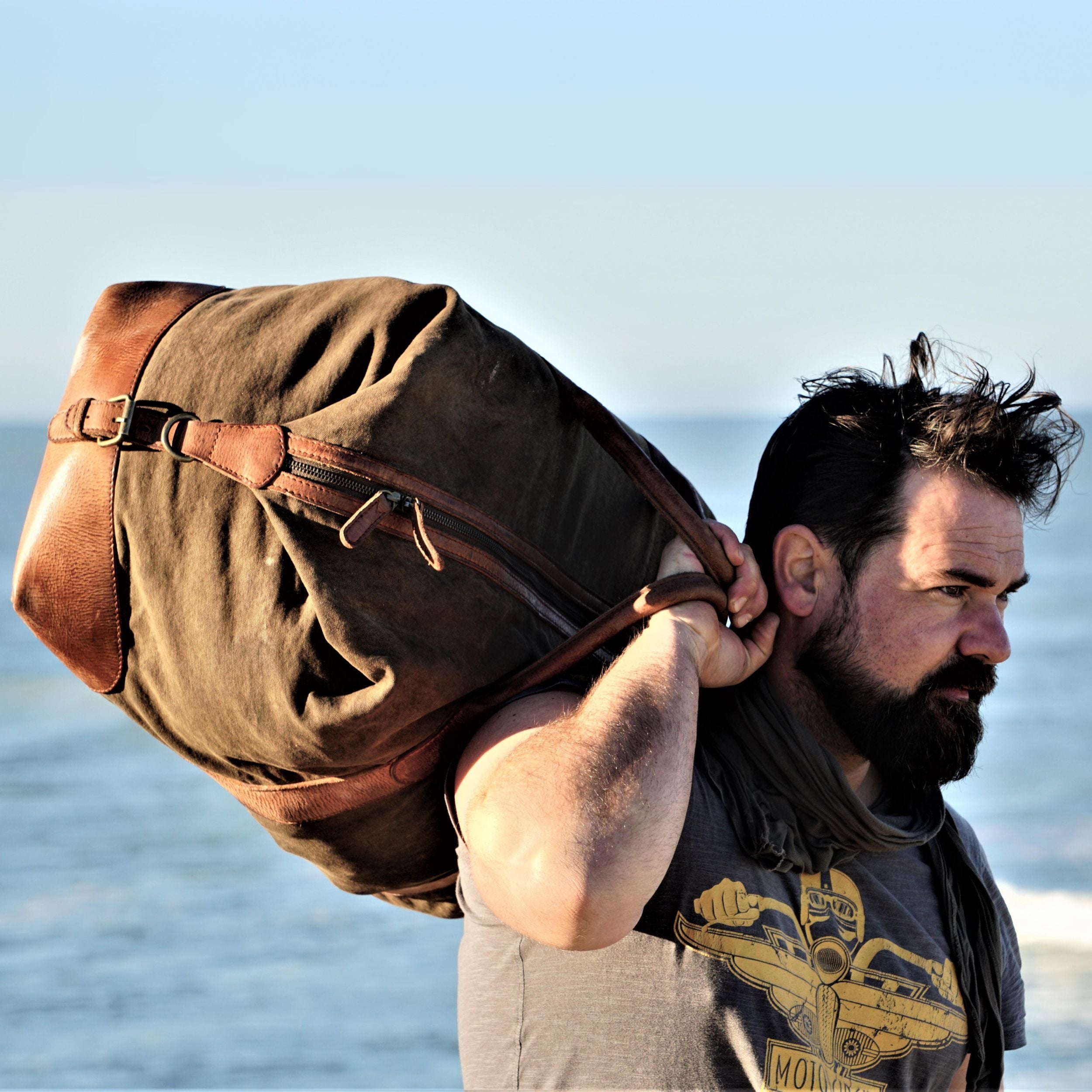 DR00126 - Baumwolle Leder Weekender »David« (L) für Herren und Damen | Oliv-Grün, Tragebeispiel-Schulter