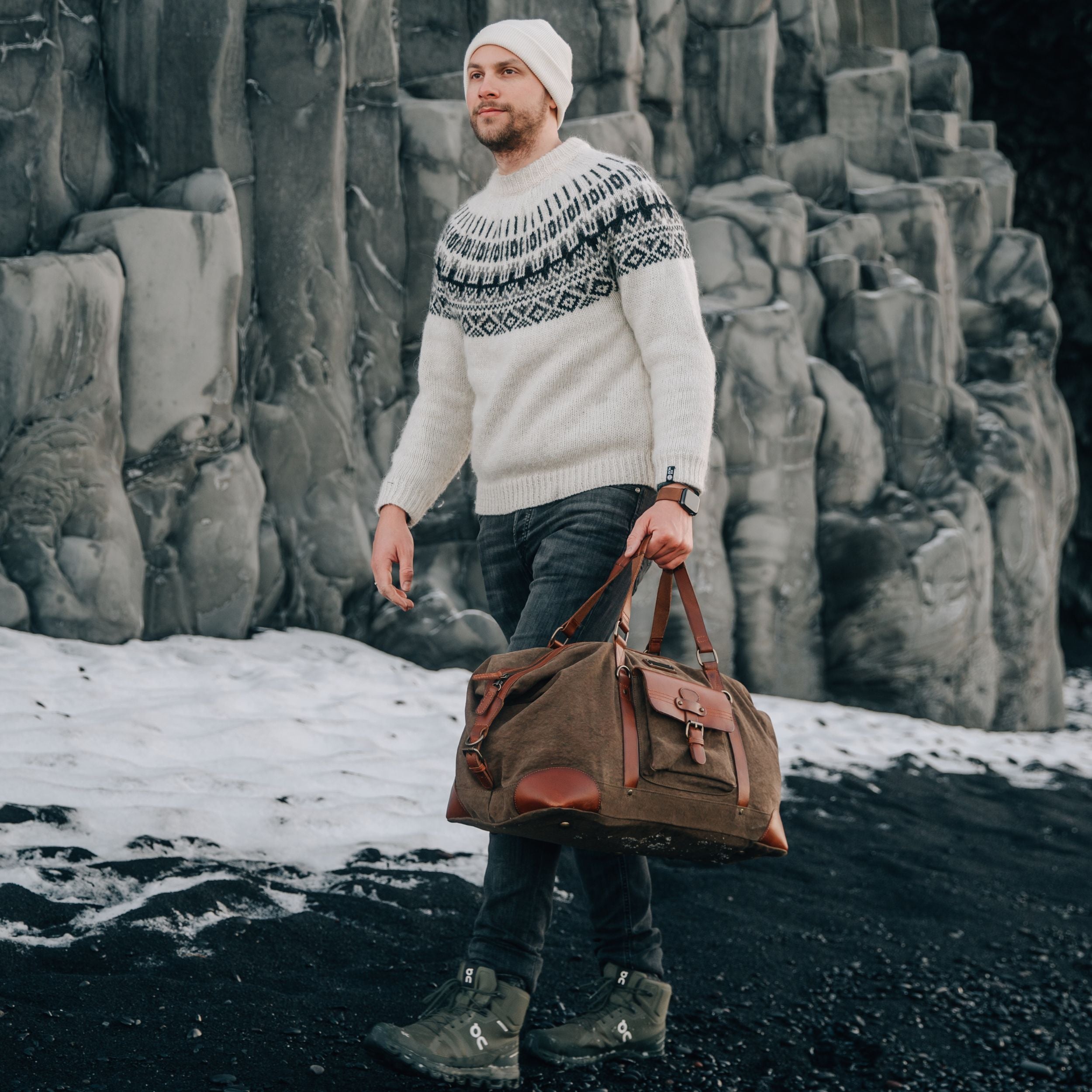 DR00143 - Baumwolle Leder Reisetasche »Sam« im Safari-Vintage-Style | Oliv-Grün, Tragebeispiel Island