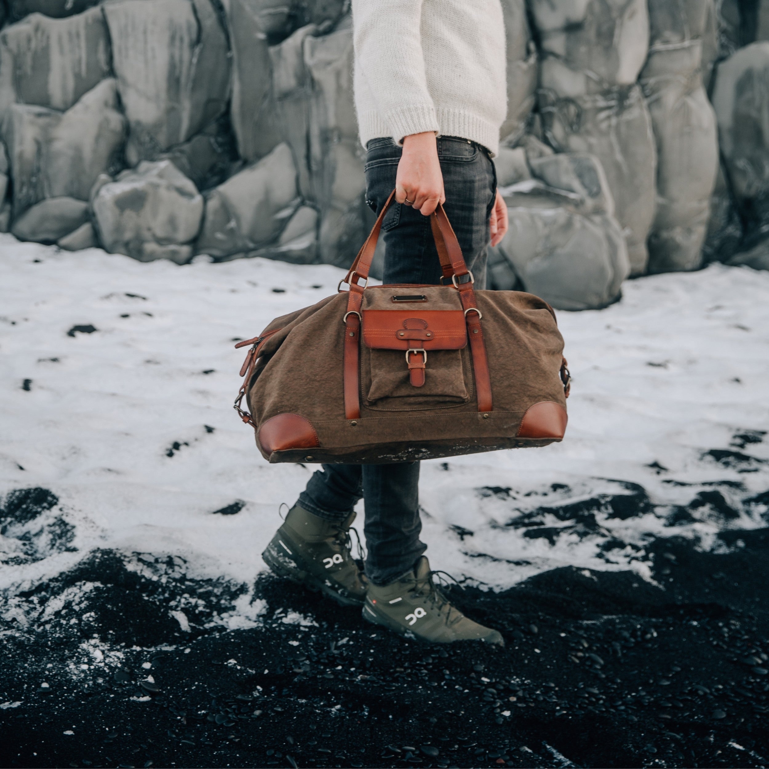 DR00143 - Baumwolle Leder Reisetasche »Sam« im Safari-Vintage-Style | Oliv-Grün, Tragebeispiel Winter