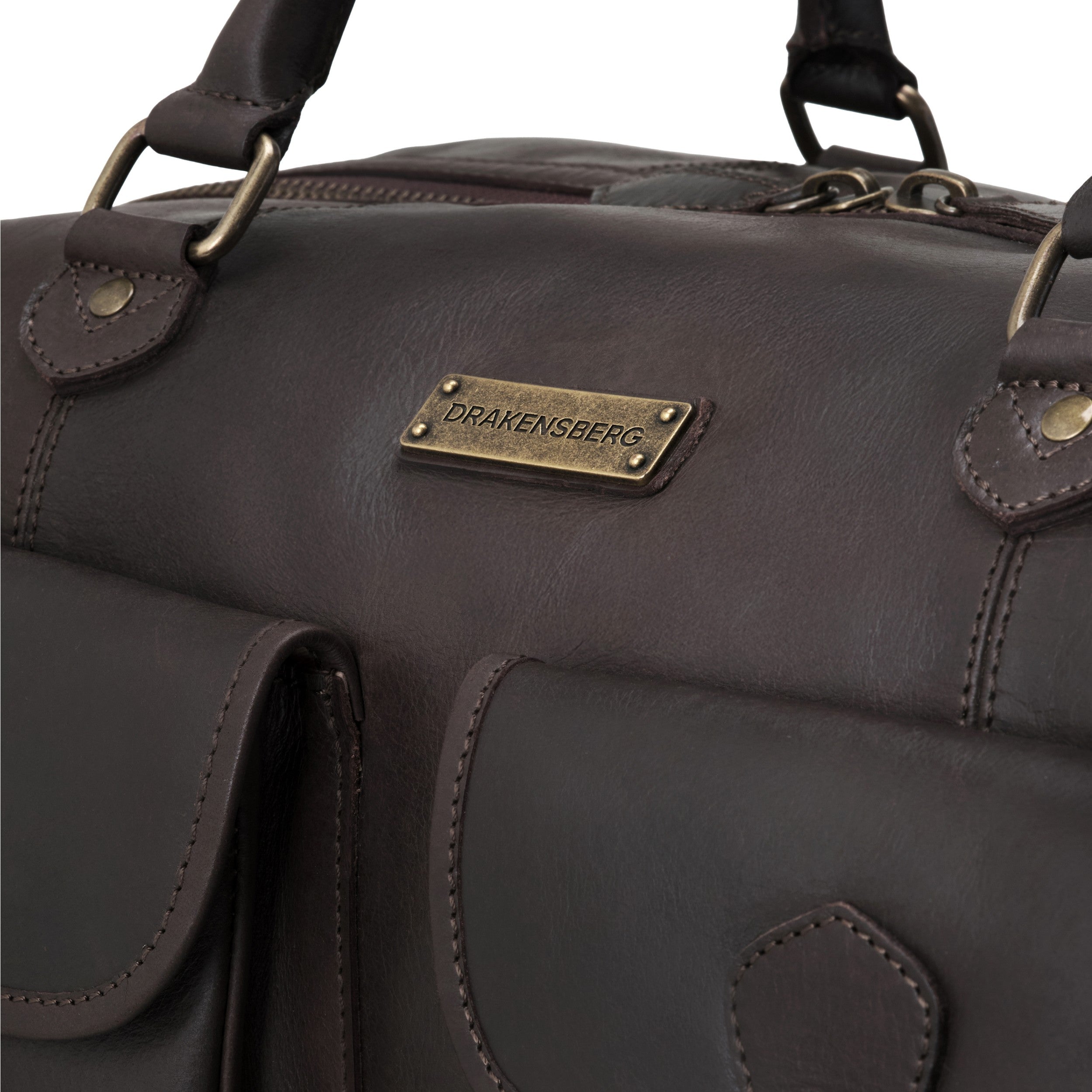 DRAKENSBERG Leder-Reisetasche Ray in Dunkelbraun, handgefertigt aus robustem Büffelleder - Detail mit Metallogo