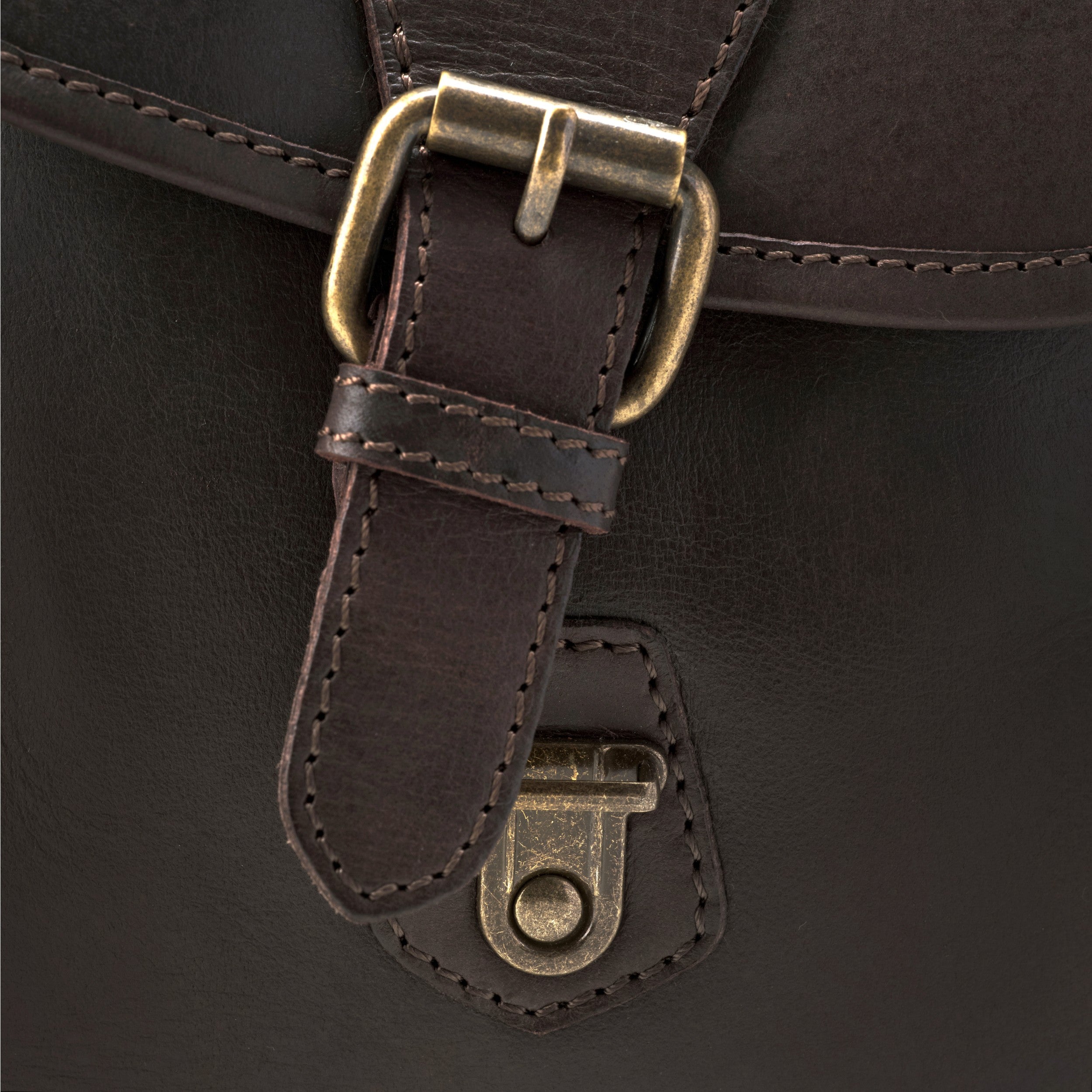 DRAKENSBERG Leder-Reisetasche Ray in Dunkelbraun, handgefertigt aus robustem Büffelleder - Detail mit Schnalle