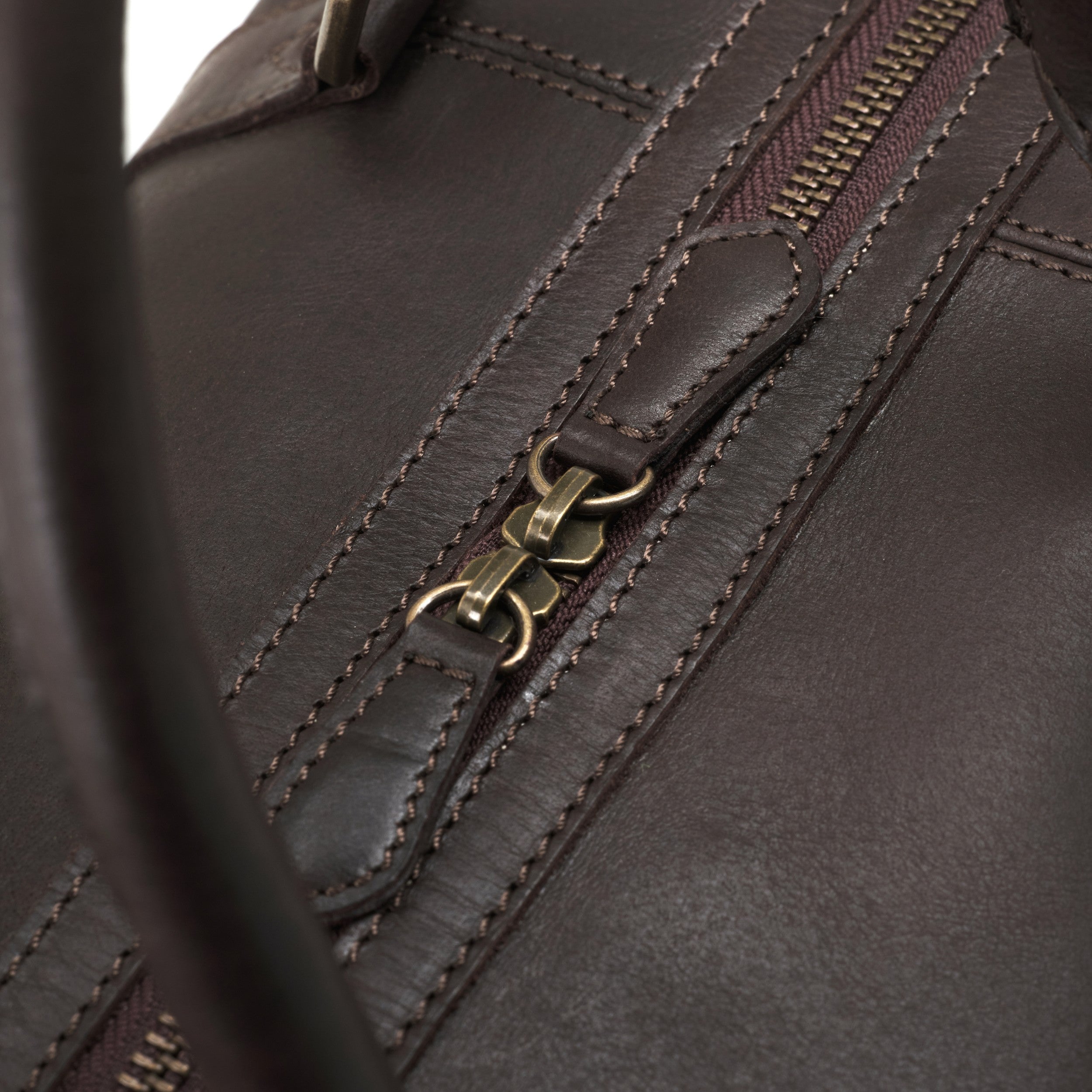 DRAKENSBERG Weekender aus Leder für Herren und Damen in Dunkelbraun – handgefertigte Reisetasche aus Büffelleder - YKK-Reißverschlüsse