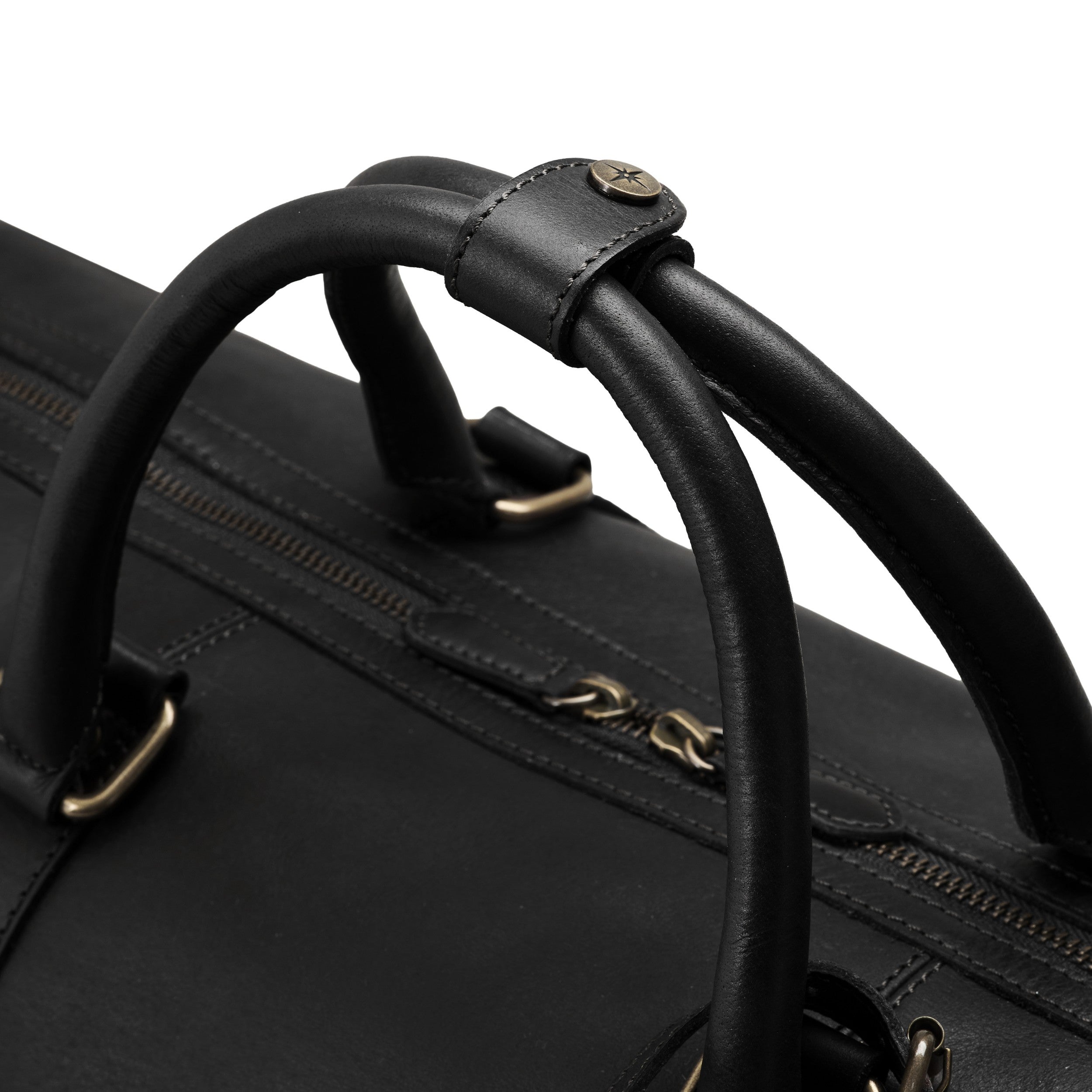 DRAKENSBERG Weekender aus Leder für Herren und Damen in Schwarz – handgefertigte Reisetasche aus Büffelleder - Detail an Griffmanschette - Kompassniete