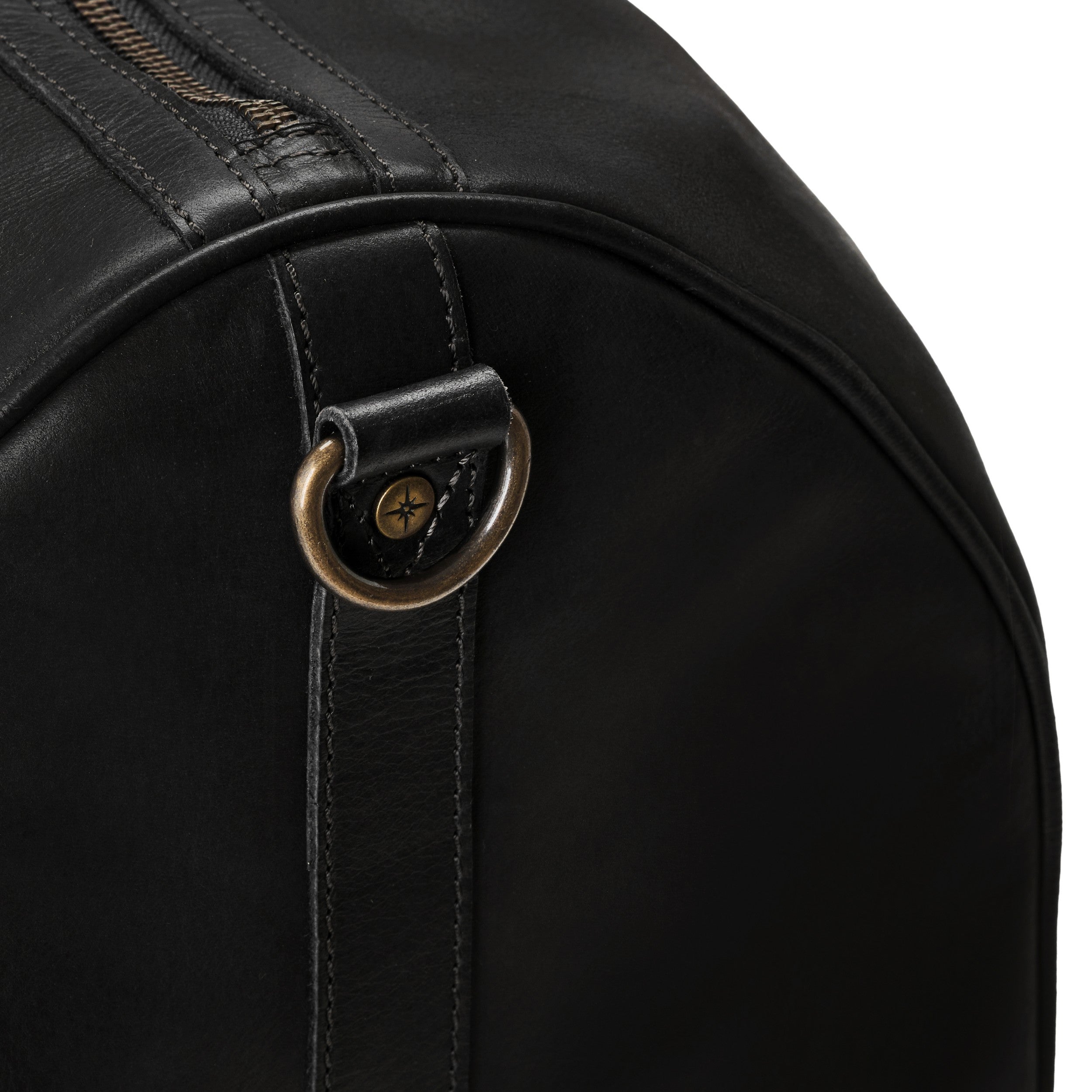 DRAKENSBERG Weekender aus Leder für Herren und Damen in Schwarz – handgefertigte Reisetasche aus Büffelleder - Detail an der Seite mit Kompassniete