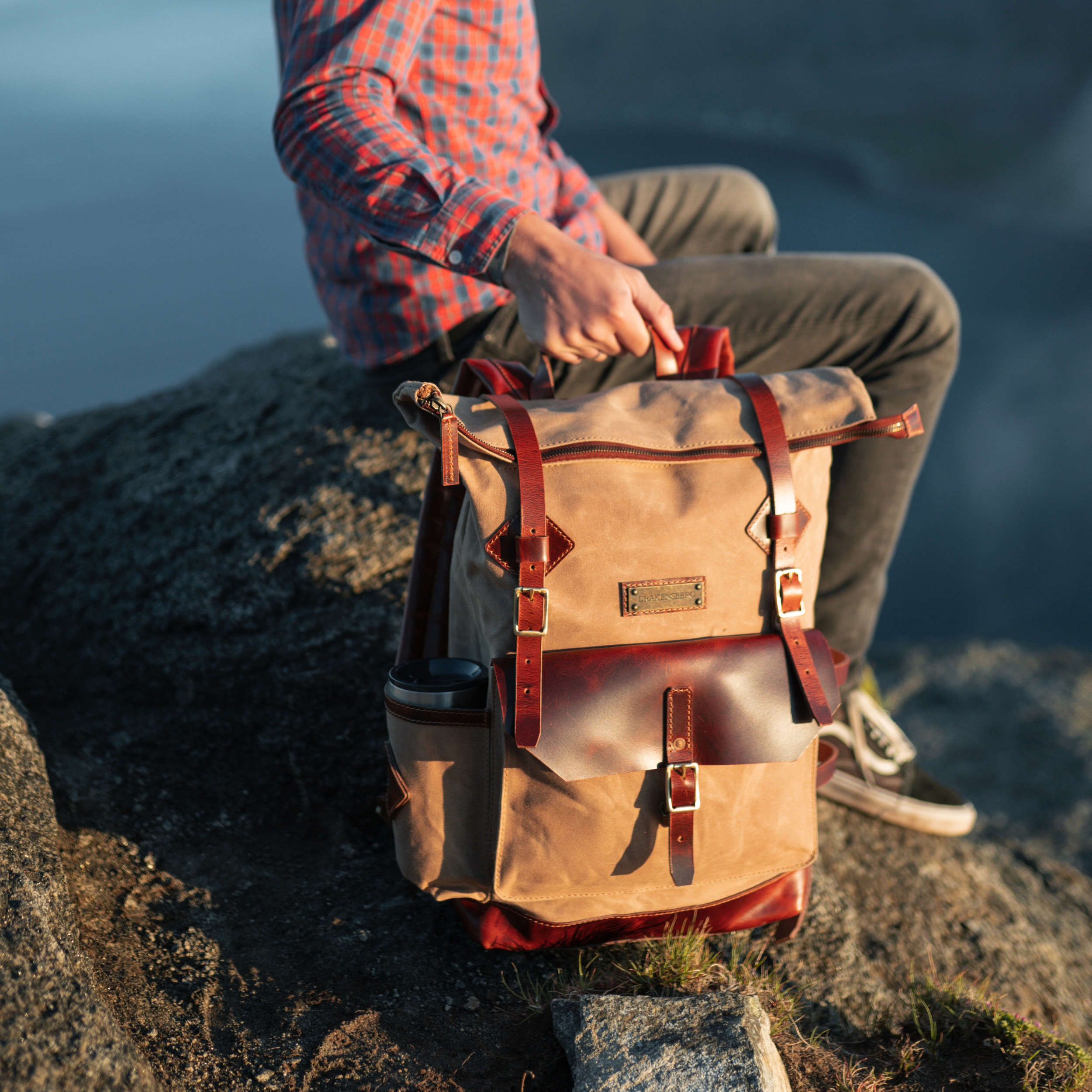 DR00607 - Rolltop Vintage Rucksack »Adam« Outdoor, wasserabweisend | Khaki-Sand, Anwendungsbeispiel Lofoten