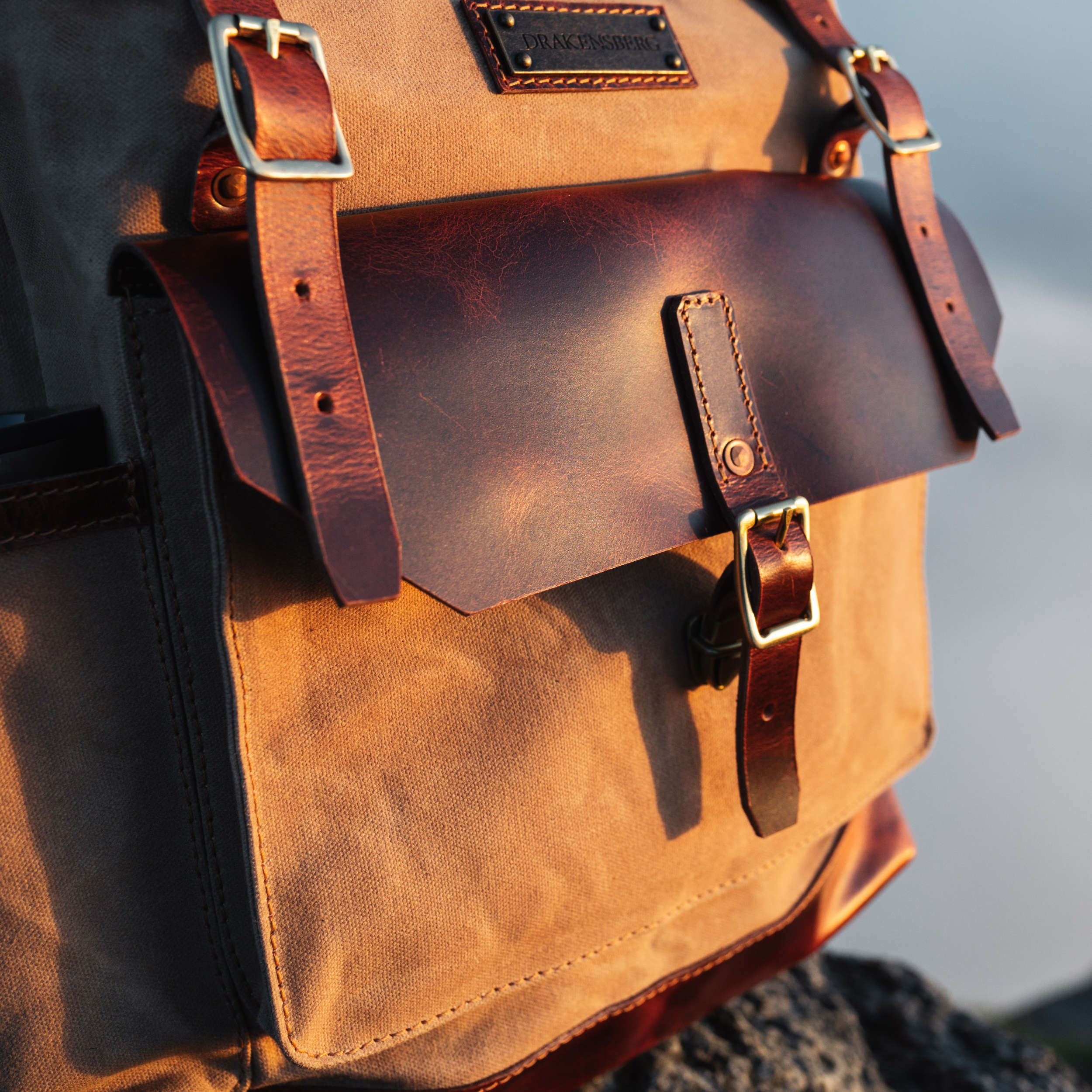 DR00607 - Rolltop Vintage Rucksack »Adam« Outdoor, wasserabweisend | Khaki-Sand, Detailansicht Front Lederklappe
