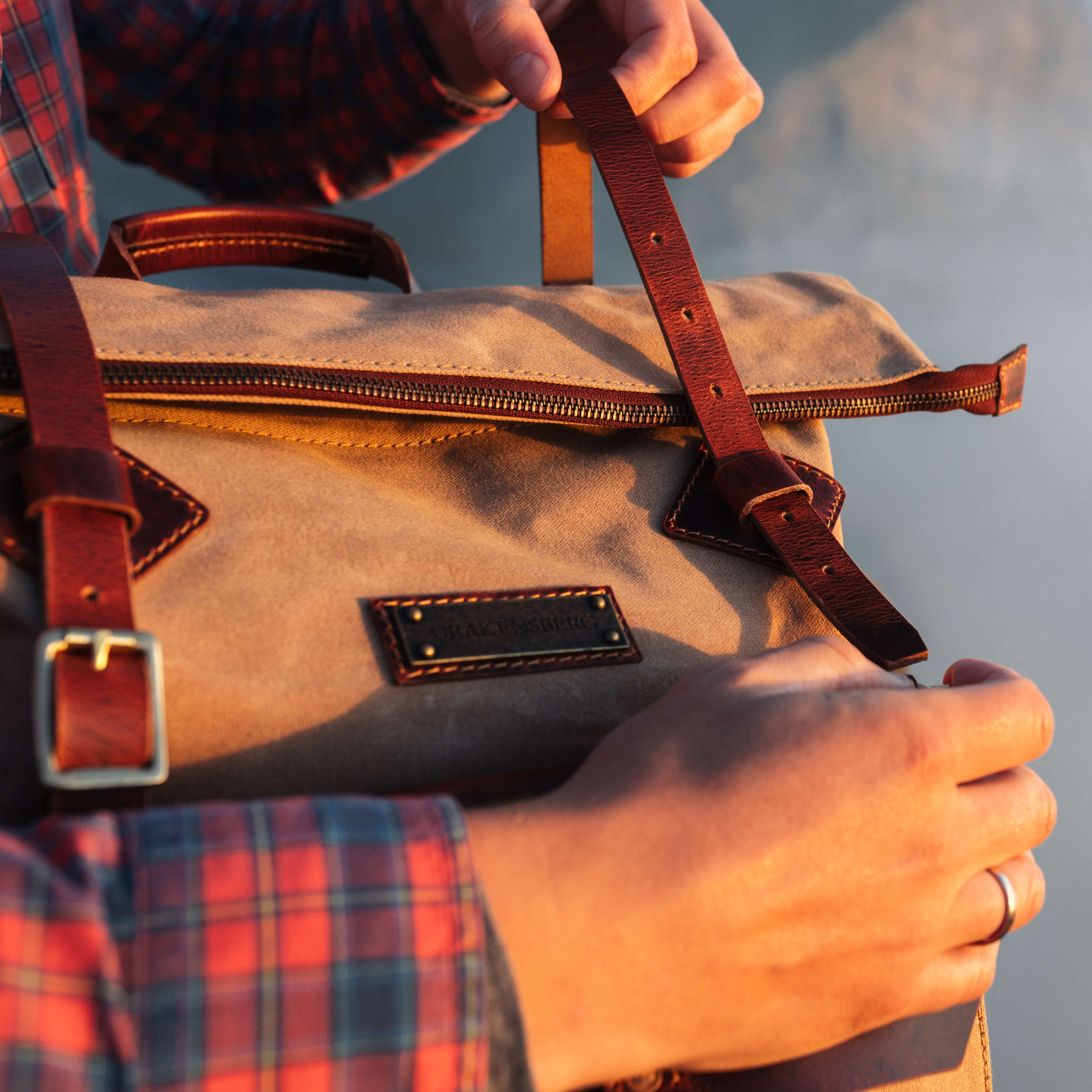 DR00607 - Rolltop Vintage Rucksack »Adam« Outdoor, wasserabweisend | Khaki-Sand, Detailansicht Ledergurt