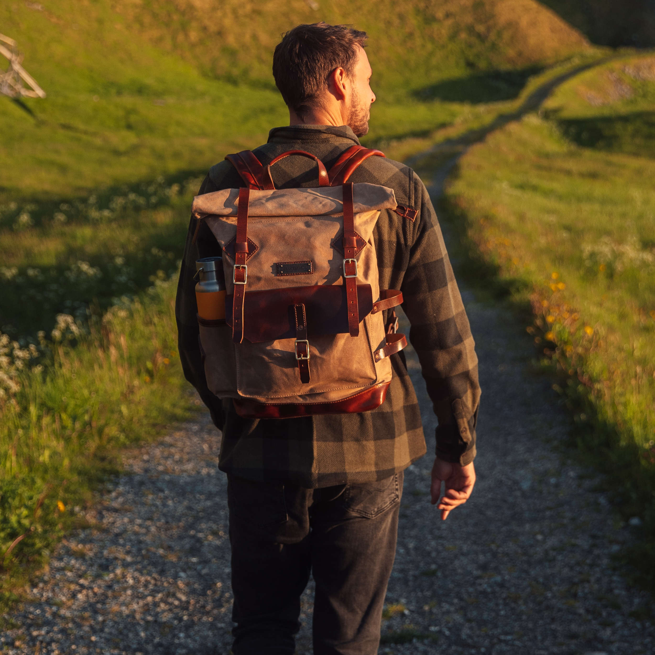 DR00607 - Rolltop Vintage Rucksack »Adam« Outdoor, wasserabweisend | Khaki-Sand, Tragebeispiel Natur