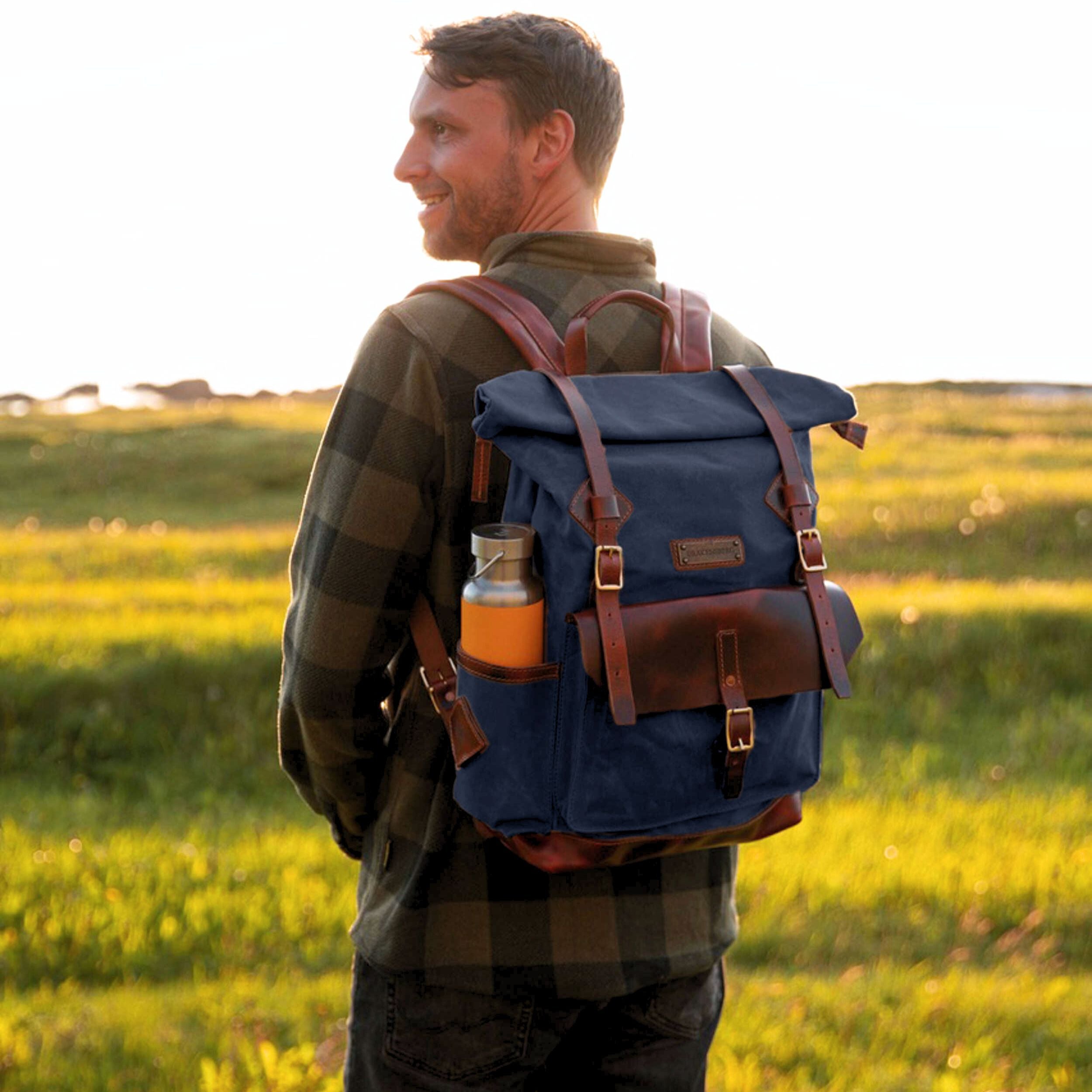 DR00627 - Rolltop Vintage Rucksack »Adam« Outdoor, wasserabweisend | Ozean-Blau, Tragebeispiel Natur