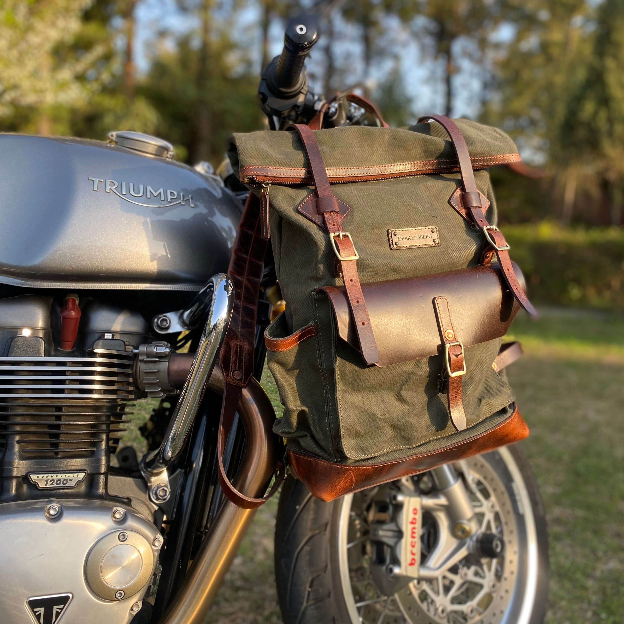 DR00627 - Rolltop Vintage Rucksack »Adam« Outdoor, wasserabweisend | Wald-Grün, Anwendungsbeispiel Motorrad