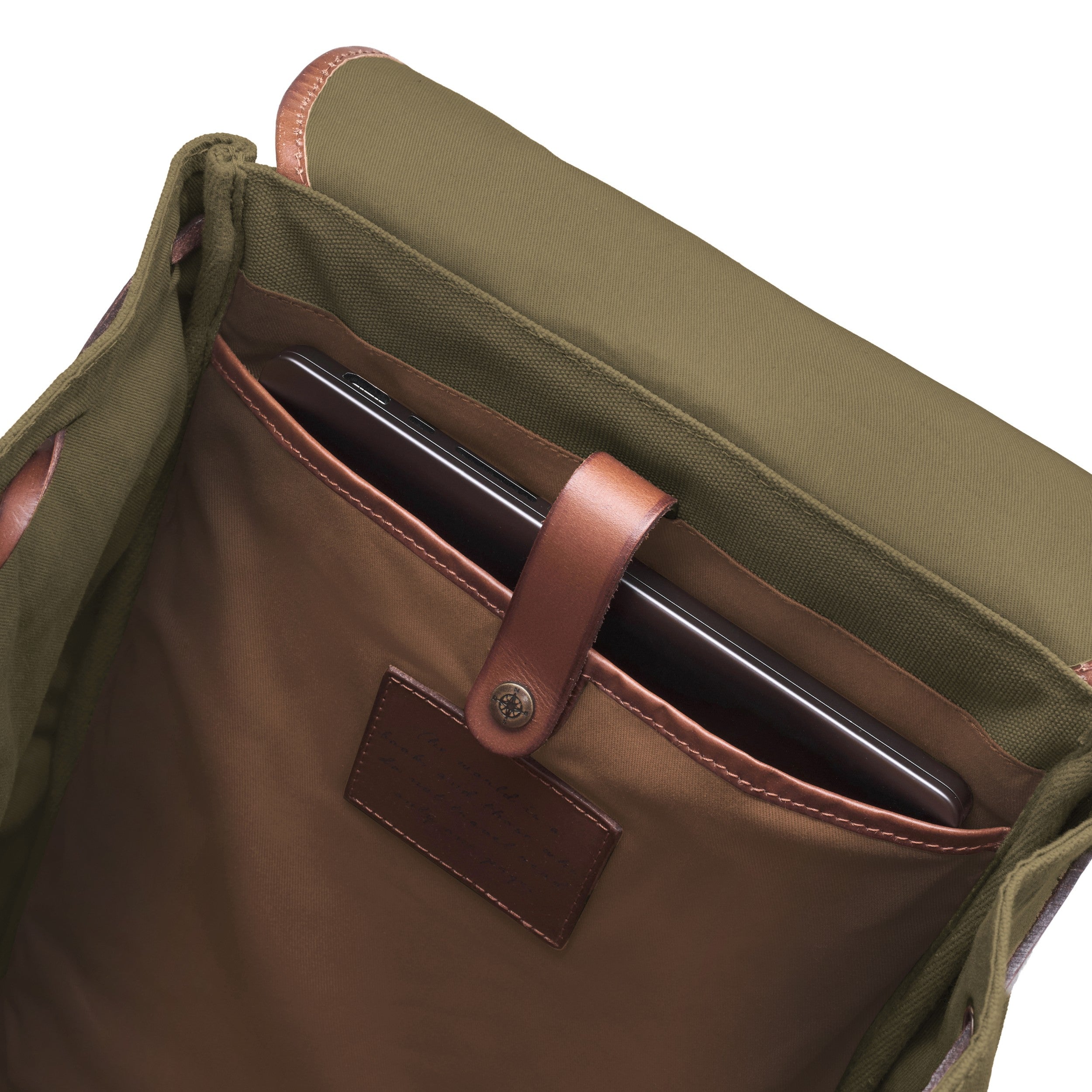 Canvas Rucksack Henrietta Olivgrün von DRAKENSBERG Innenansicht mit 20 Liter Stauraum, 15" Laptopfach sowie Reißverschlussfach, praktisch und alltagstauglich