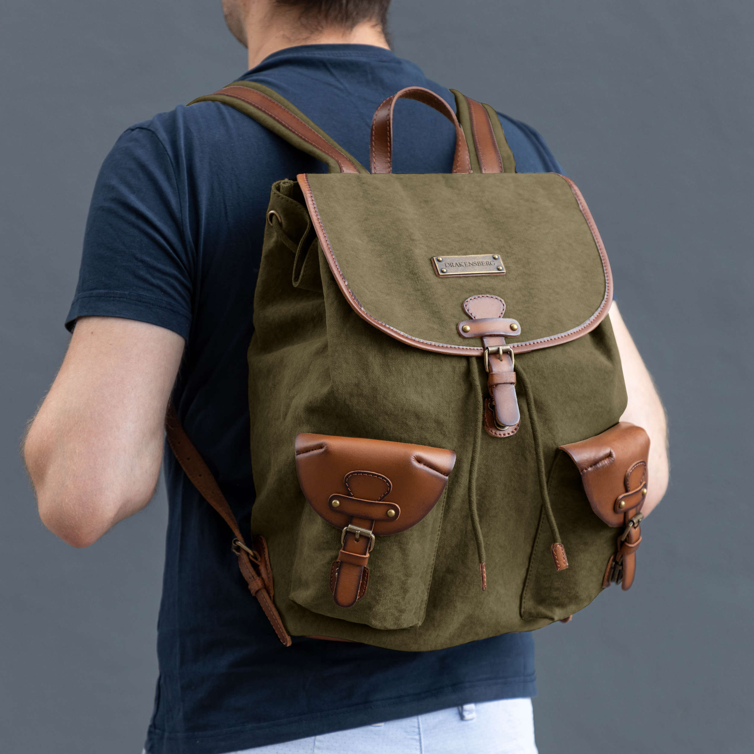 männliches Modell trägt Canvas Wanderrucksack, klassisch für Damen und Herren im alpinen Retro-Design, Farbe: Olive-Grün, Hauptbild