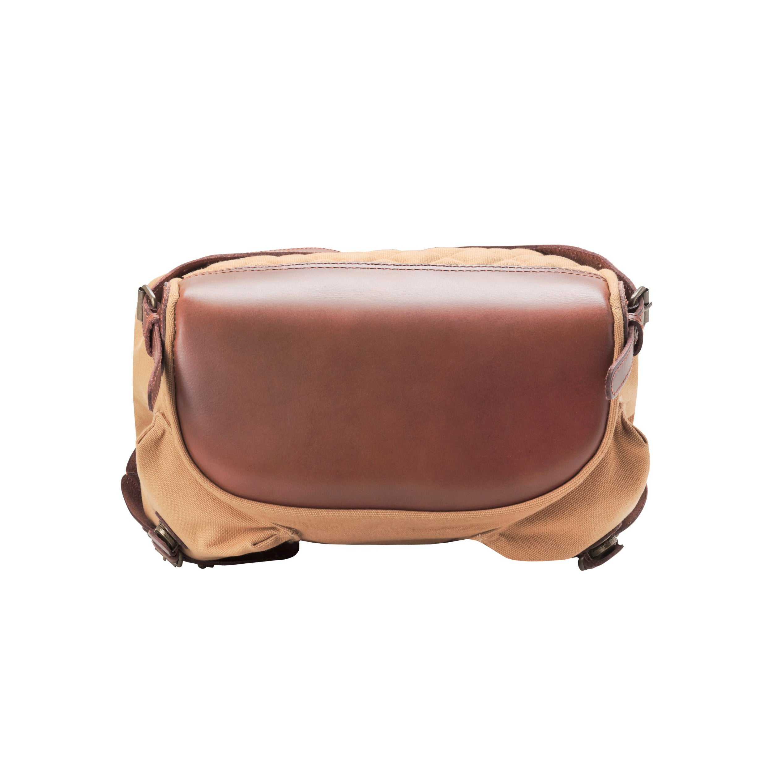 Voll-Leder Boden von Wanderrucksack Henrietta in Khaki-Beige für Damen aus Canvas und Büffelleder. Viele handwerkliche Details machen den Rucksack zu einem Meisterwerk.