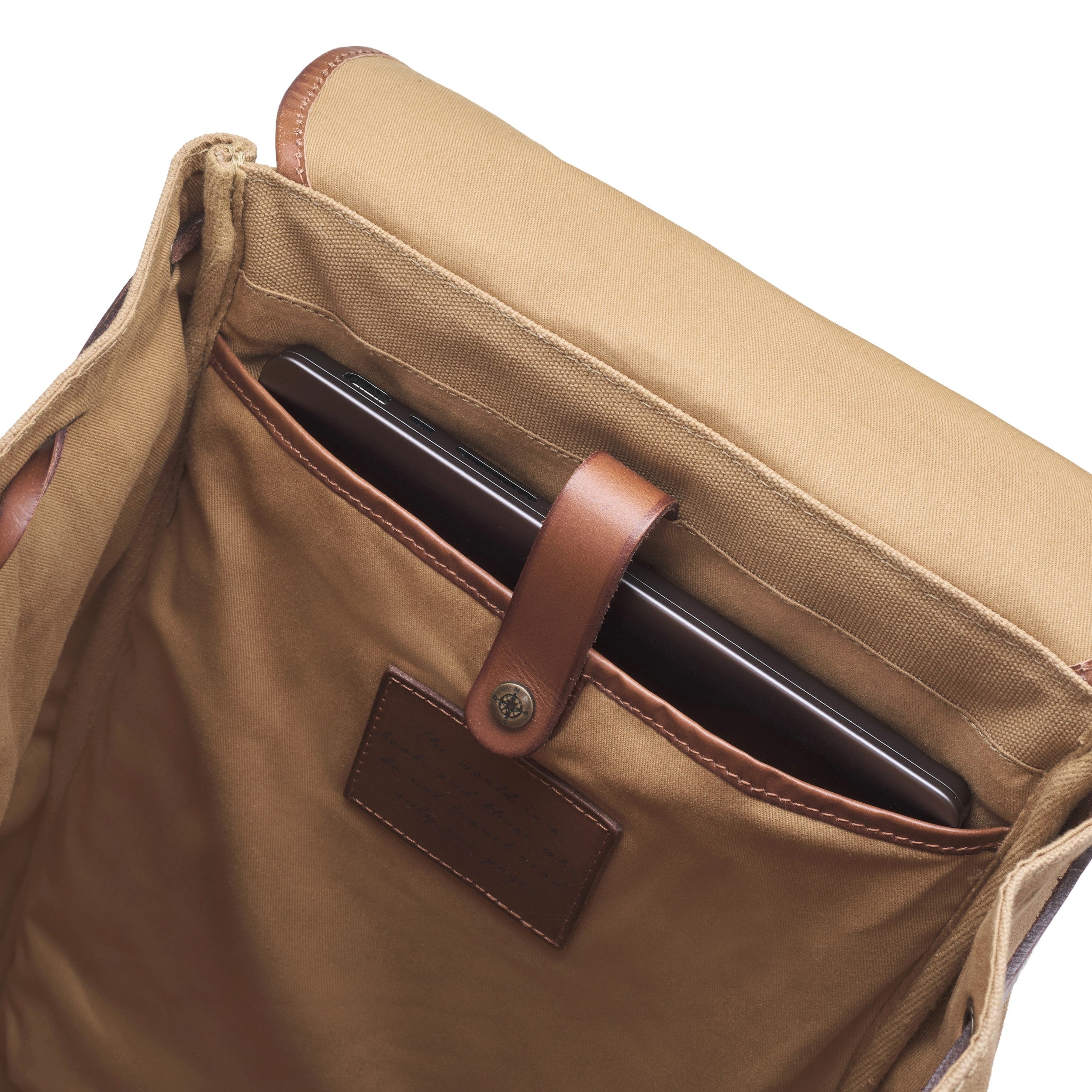 Canvas Rucksack Henrietta Khaki-Beige von DRAKENSBERG Innenansicht mit 20 Liter Stauraum, 15" Laptopfach sowie Reißverschlussfach, praktisch und alltagstauglich