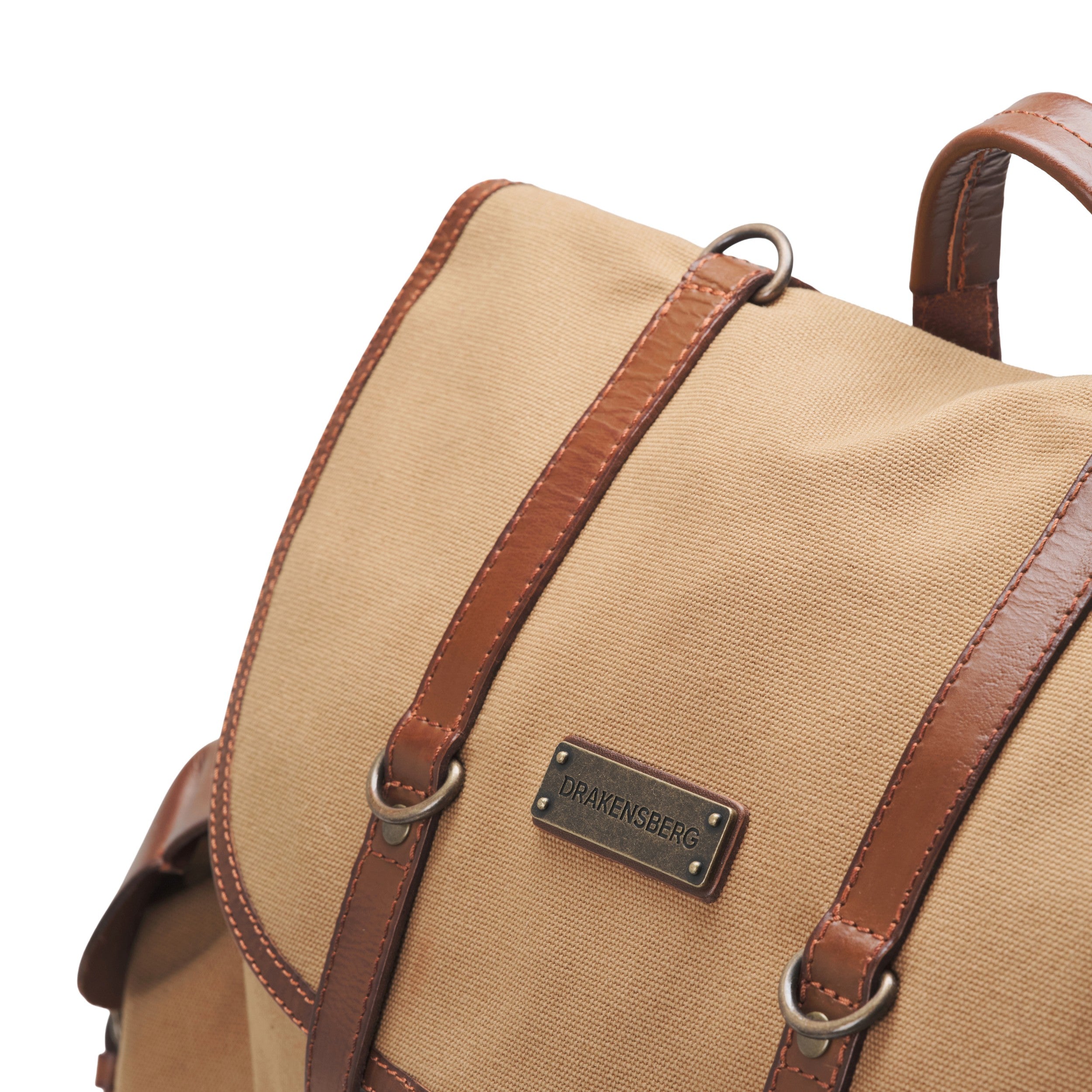 Klassischer Wanderrucksack im alpinen Vintagedesign, Khaki-Beige, Nato, bzw. Retro Bergsteiger Rucksack, handgefertigt aus Baumwoll-Canvas mit Echtleder Elementen, Design-Ikone - Detail am Deckel