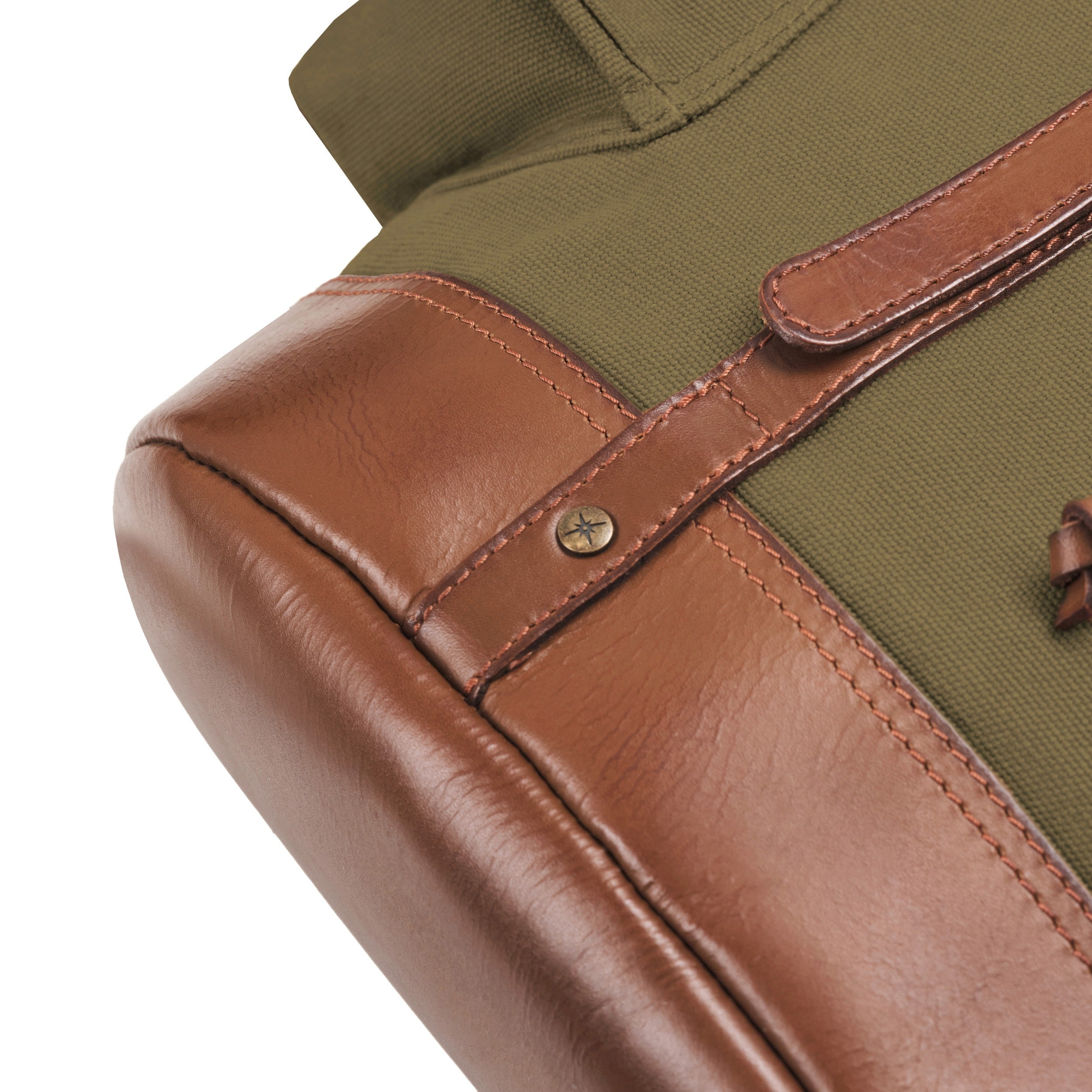 Klassischer Wanderrucksack im alpinen Vintagedesign, Oliv-Grün, Nato, bzw. Retro Bergsteiger Rucksack, handgefertigt aus Baumwoll-Canvas mit Echtleder Elementen, Design-Ikone - Detail am Boden