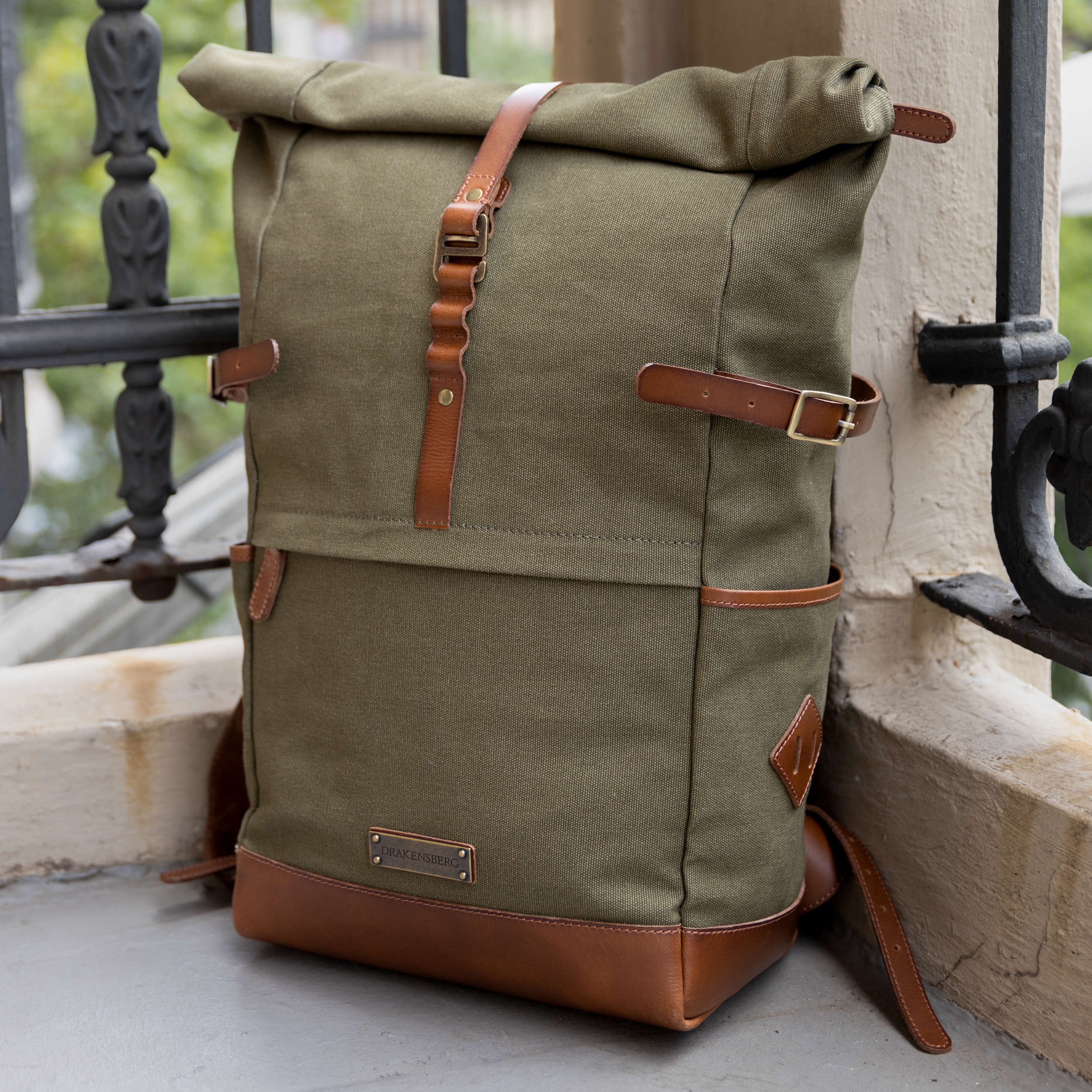 Canvas Rucksack Wyatt von DRAKENSBERG mit Rolltop und verstellbarer Metall-Schnalle, olivgrün