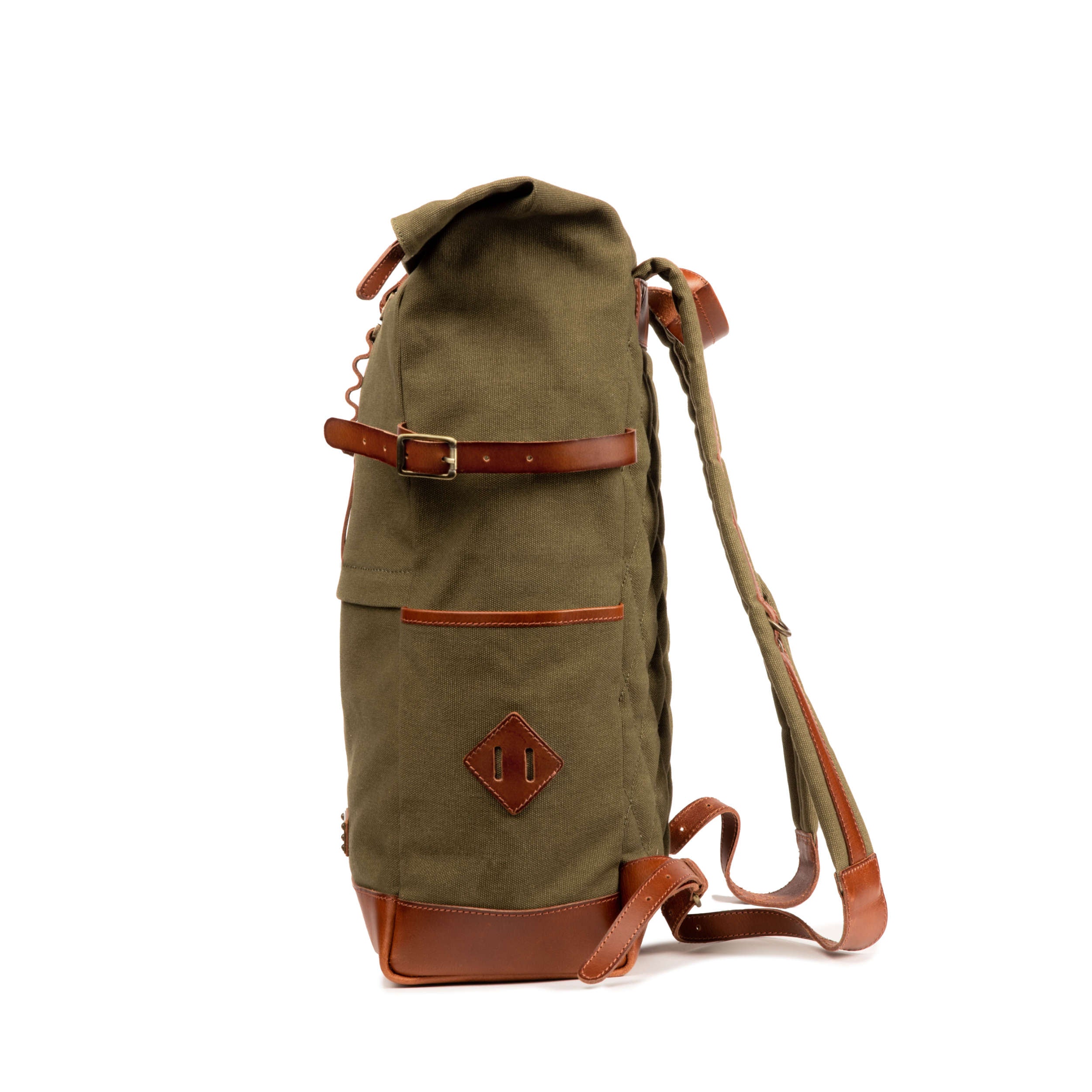 Seite mit Leder-Riemen und Fach für Wasserflasche von Canvas Rucksack Wyatt in grün