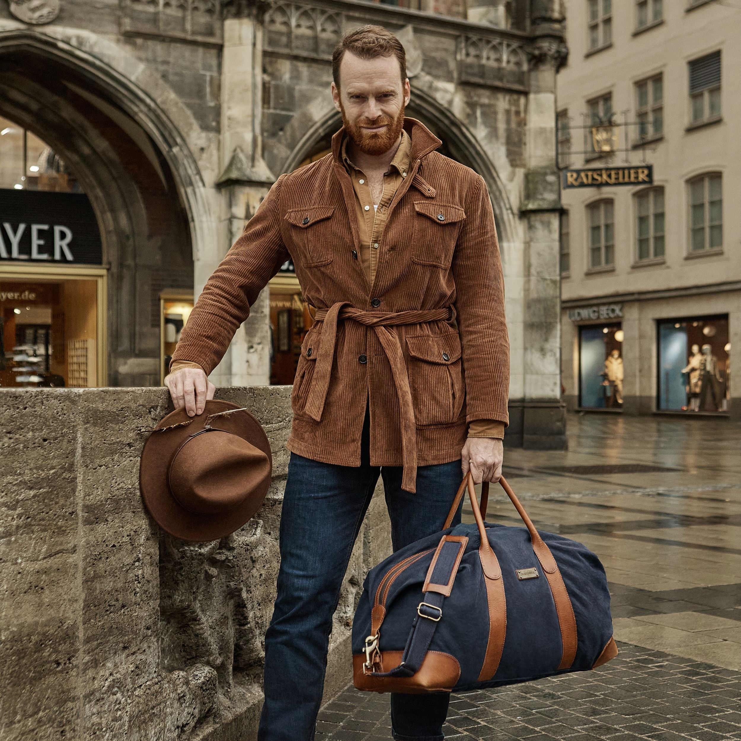 DR-SET-900 - Set Reisetasche Weekender »David« & Kulturbeutel »Glen« | Marine-Blau, Tasche Tragebeispiel