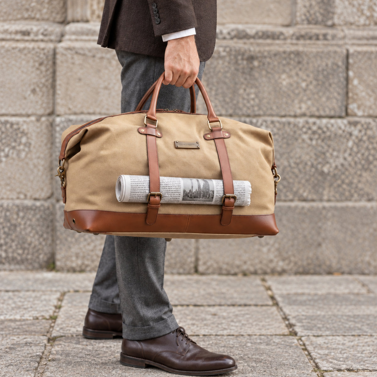 Canvas-Weekender Owen in Khaki-Beige – getragen mit befestigtem Regenschirm