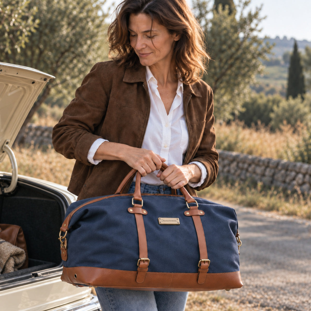 Owen canvas weekender in navy blue – carried with an umbrella attached