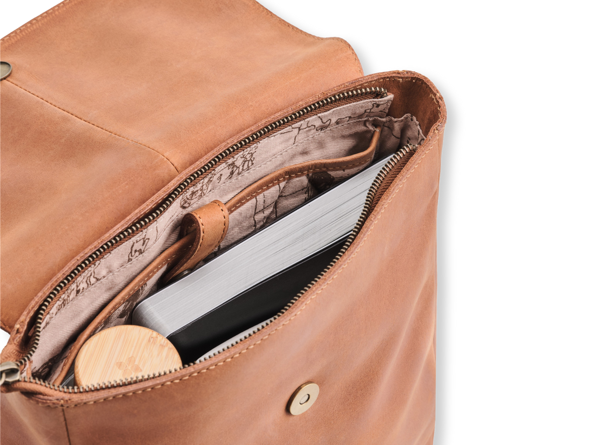 Gepolstertes Laptopfach und bedrucktes Baumwollfutter im Damen-Lederrucksack Tara