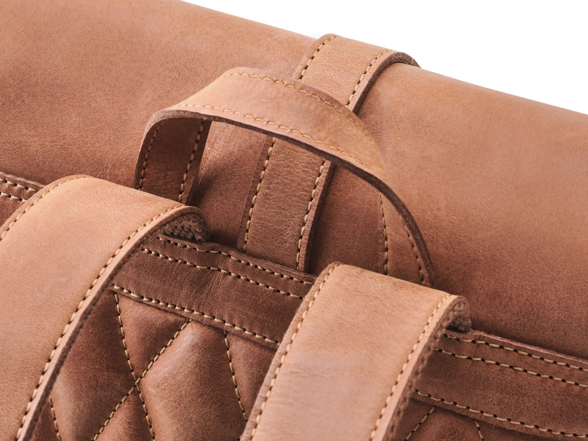 Tragegriff, Ledernähte und Diamond-Stitch-Rückseite am handgemachten Lederrucksack Tara