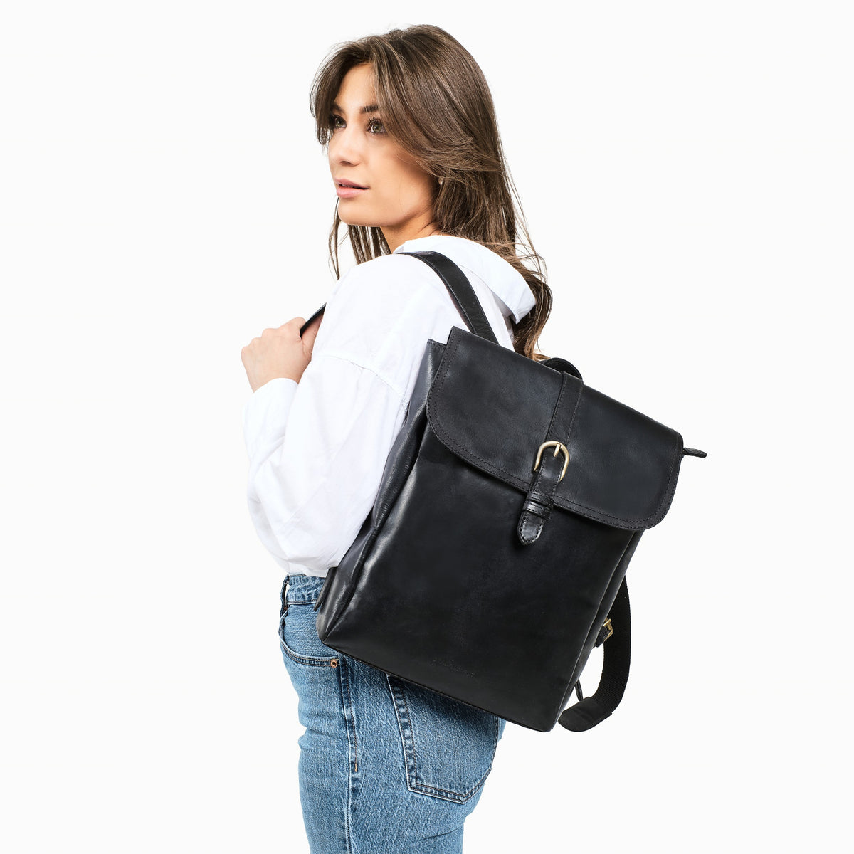 Sac à dos en cuir Tara Noir Vintage – porté à l'épaule