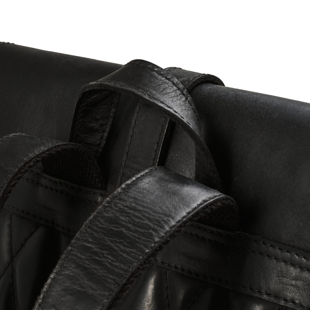 Sac à dos en cuir Tara Noir Vintage – poignée et attaches des bretelles