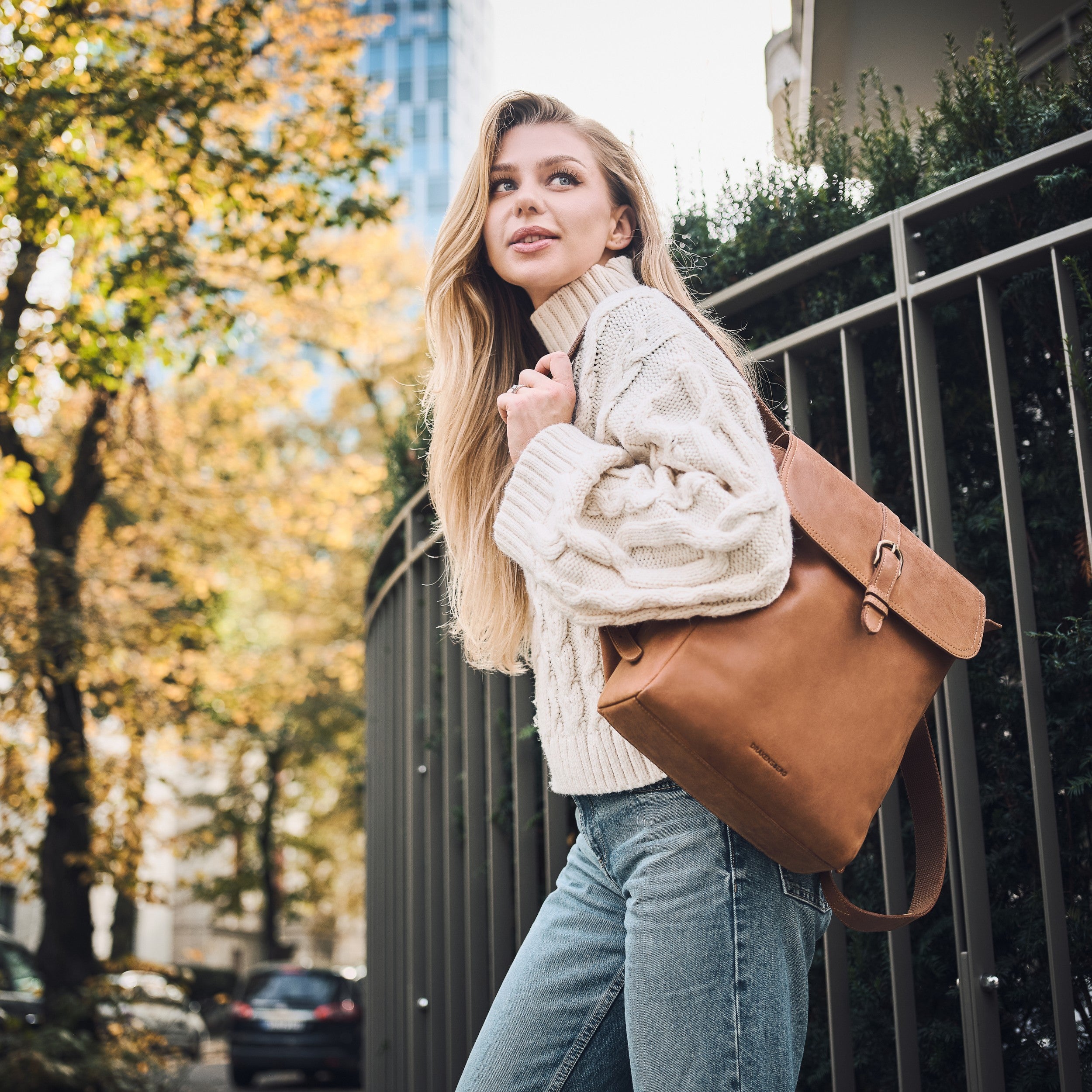 Weibliches Modell trägt Leder Rucksack »Tara« für Damen aus vollnarbigem Büffelleder, Farbe: Cognac-Braun