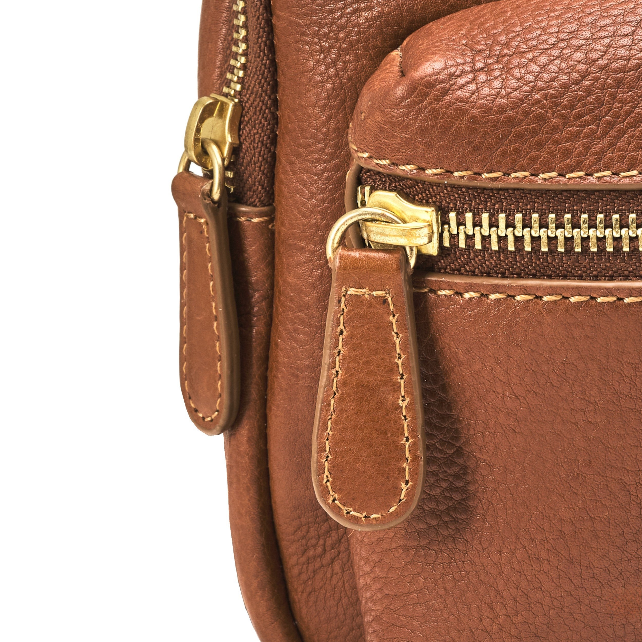 Schulterrucksack Marlen in Karamell-Braun, Detail mit Logoprägung der Cross Bag aus Leder