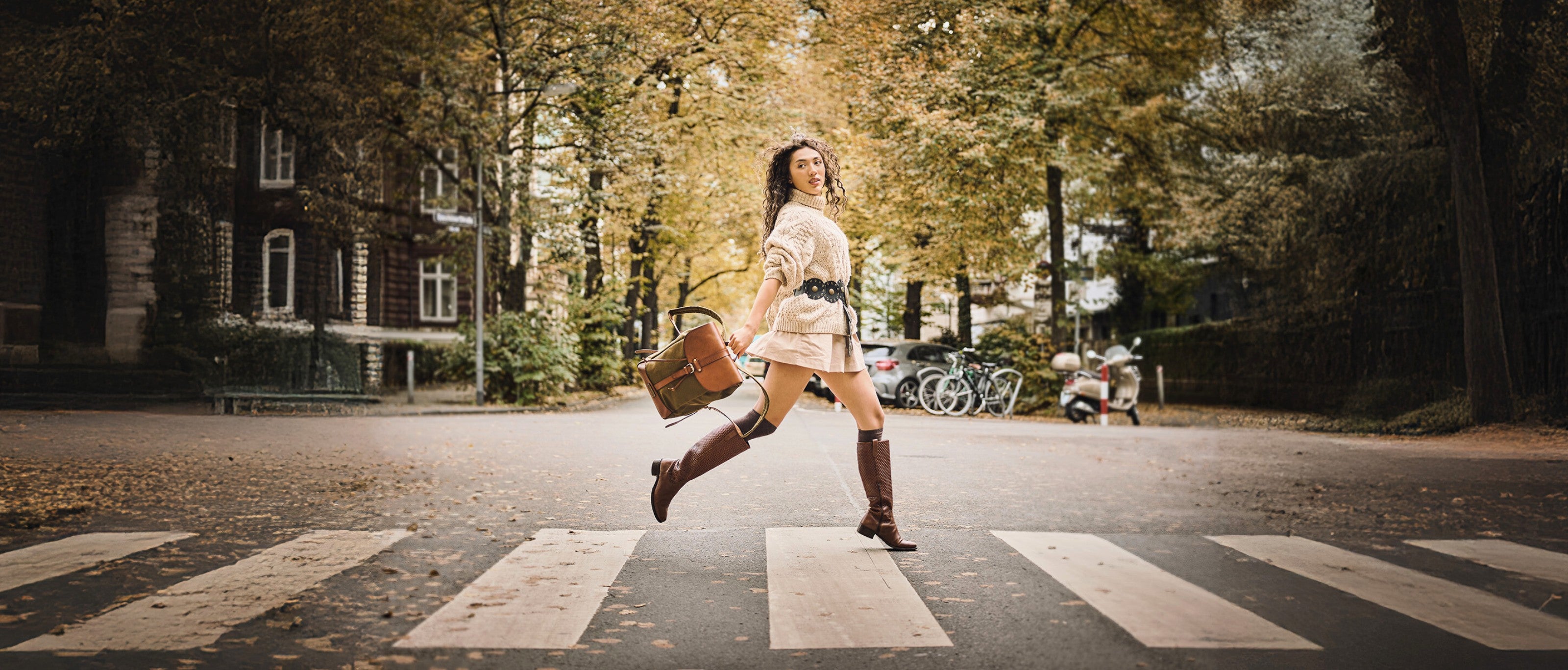 Frau mit Canvas Leder Damen Rucksack geht über Zebrastreifen im Frankfurter Westend - die Stimmung ist herbstlich winterlich.