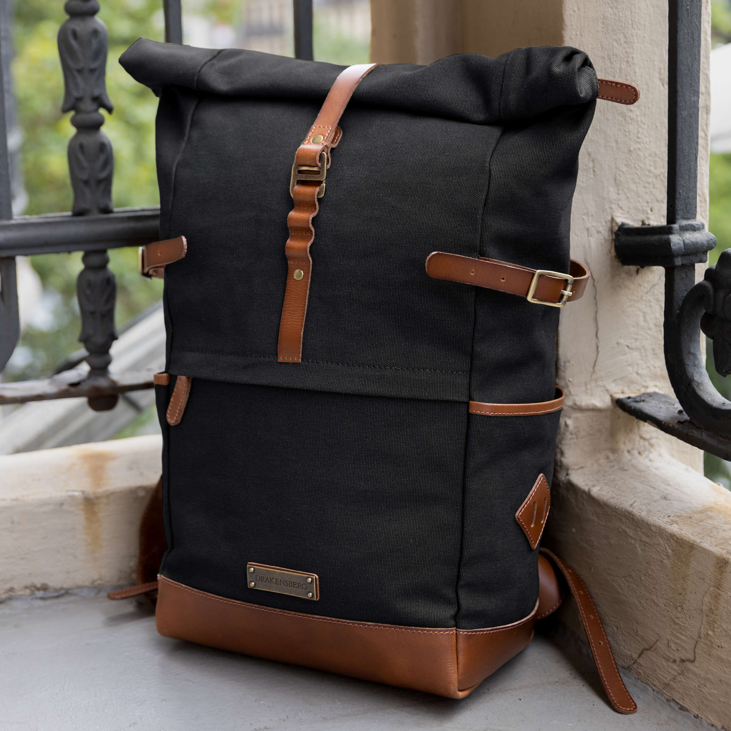 Canvas Rucksack Wyatt von DRAKENSBERG mit Rolltop und verstellbarer Metall-Schnalle, Schwarz