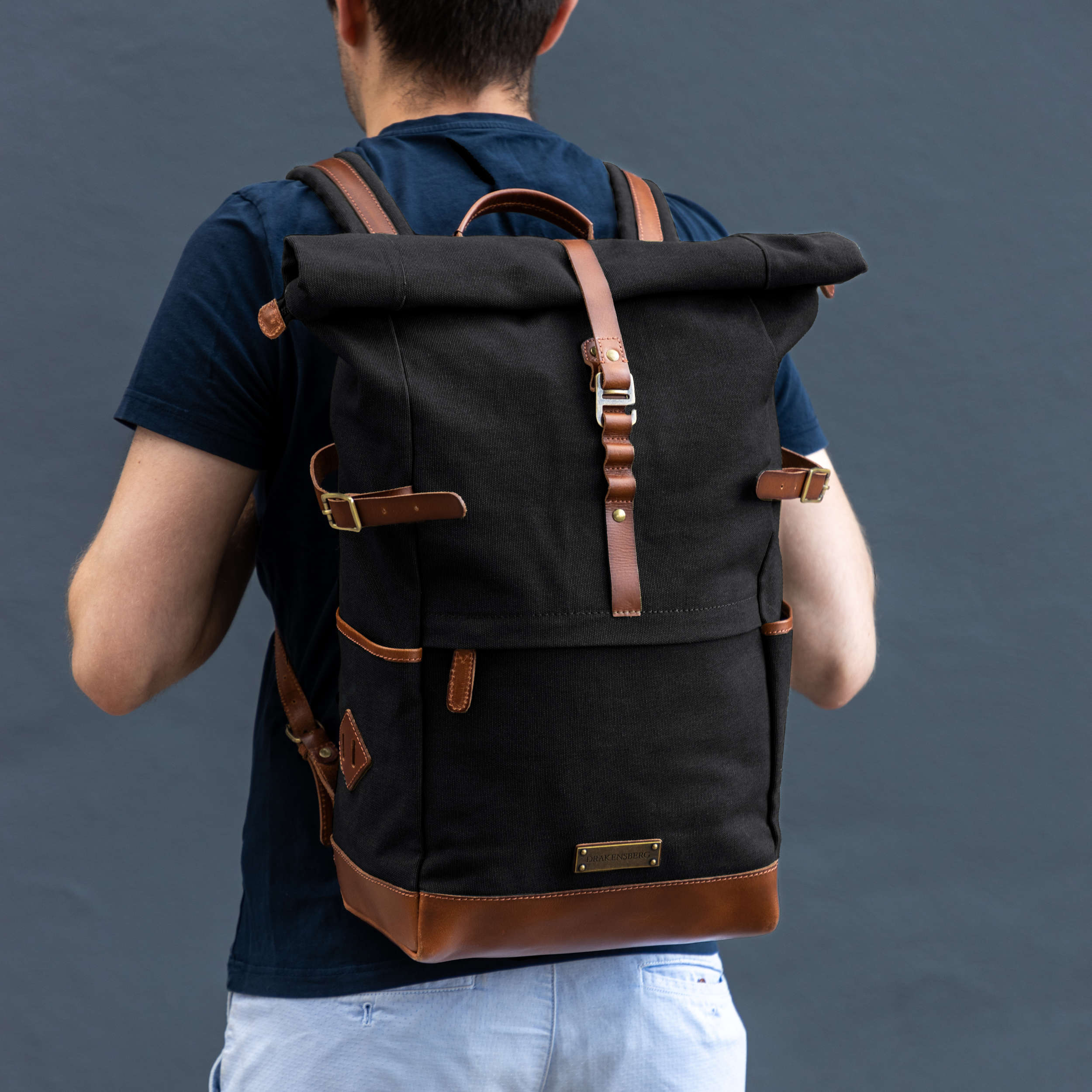 Model trägt Canvas Rucksack Wyatt mit Leder-Elementen für Herren und Damen, handgemacht und nachhaltig, schwarz