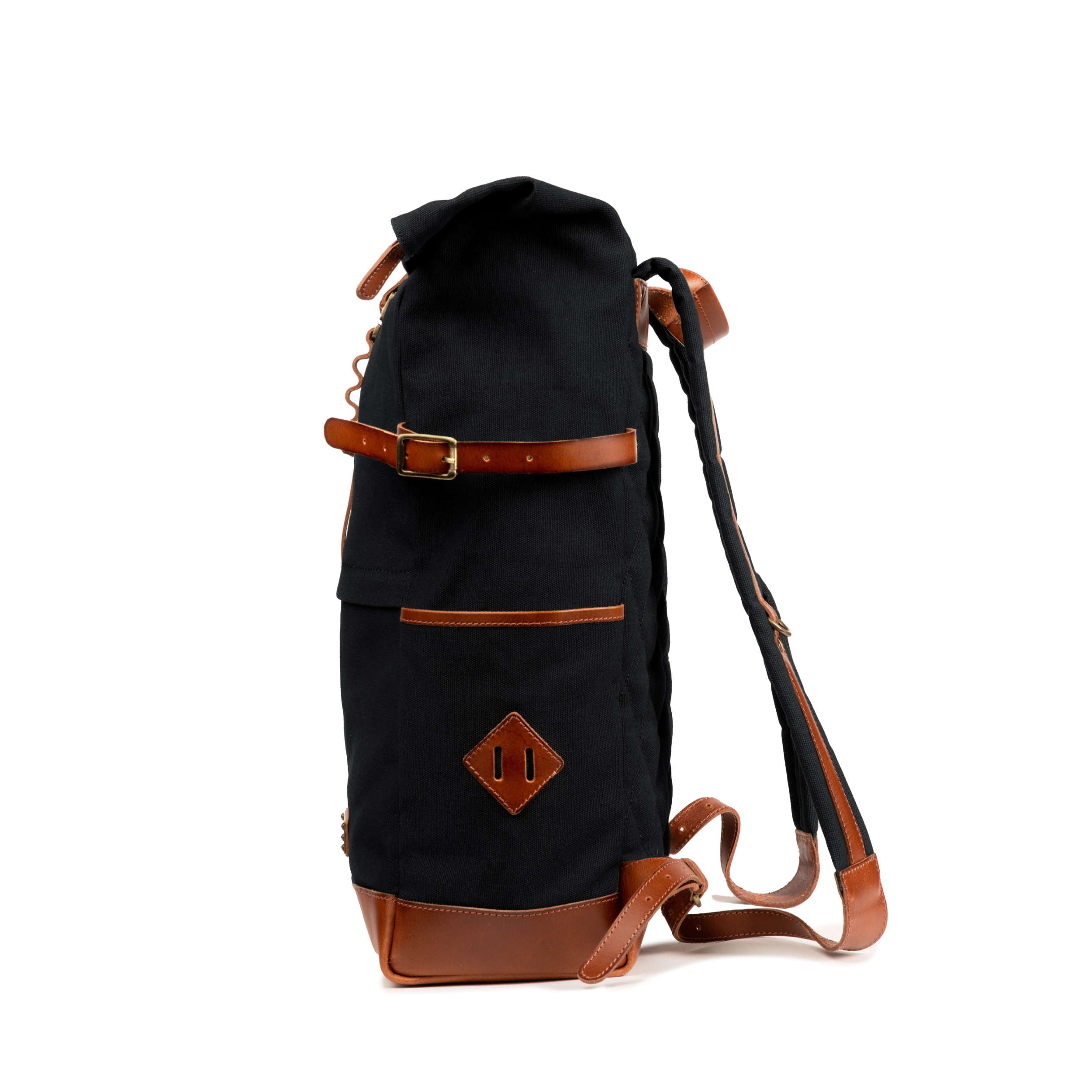 Seite mit Leder-Riemen und Fach für Wasserflasche von Canvas Rucksack Wyatt in schwarz