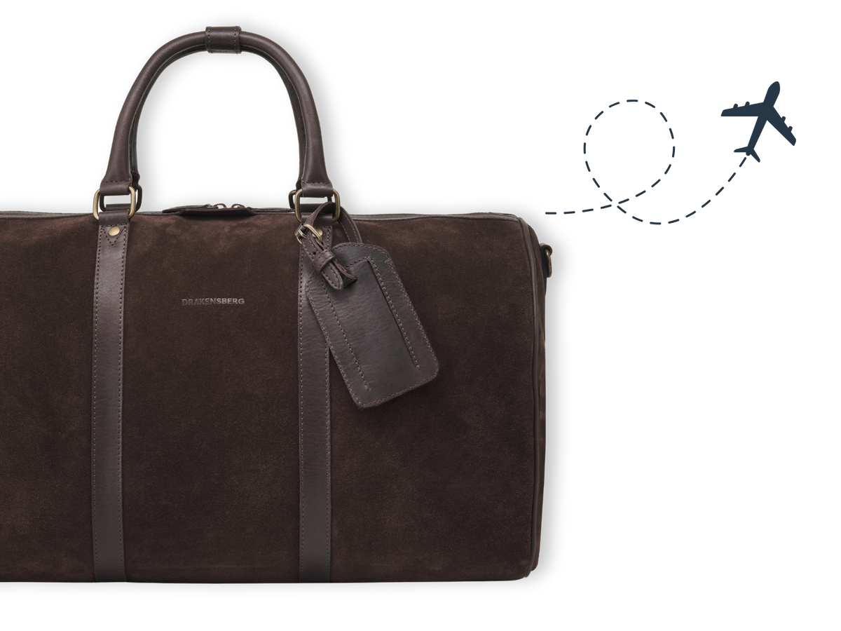 Brauner Weekender James 50 aus Veloursleder mit Flugzeugsymbol für Handgepäck