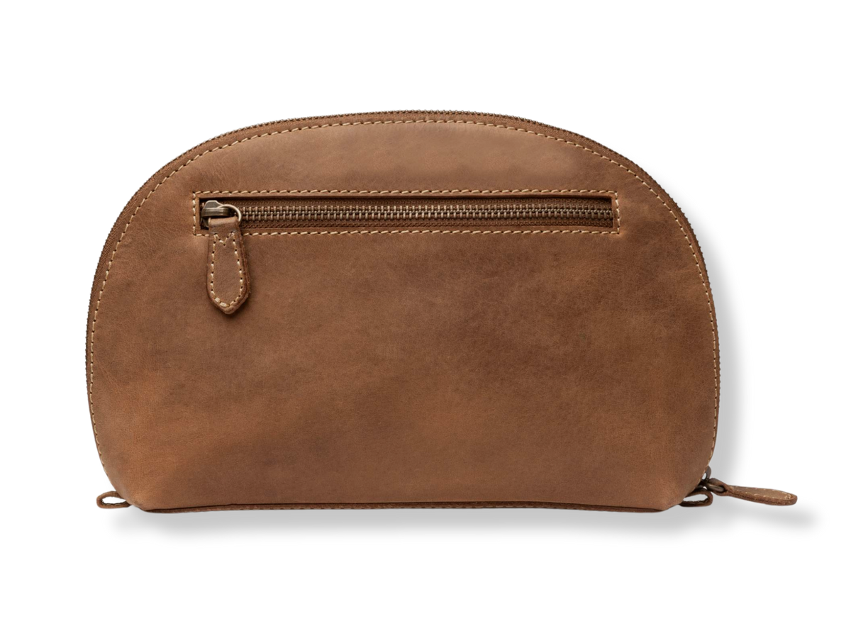 Reißverschlussfach auf der Rückseite der braunen Leder-Kabeltasche Keaton