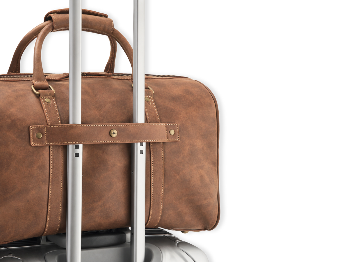 Weekender Mitch mit Trolley-Aufstecklasche am Rollkoffer