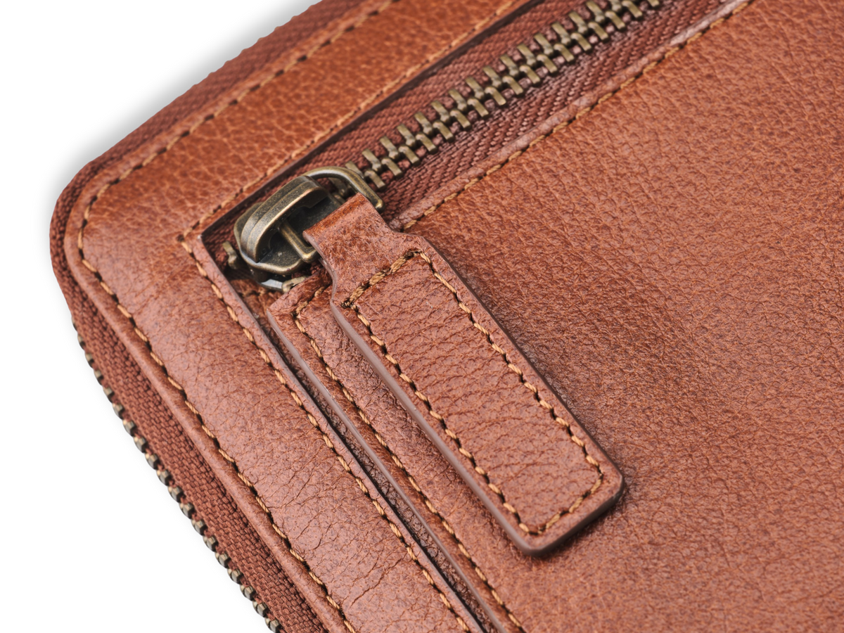 Detail der Reisebrieftasche Travis aus Büffelleder mit YKK-Metallreißverschluss