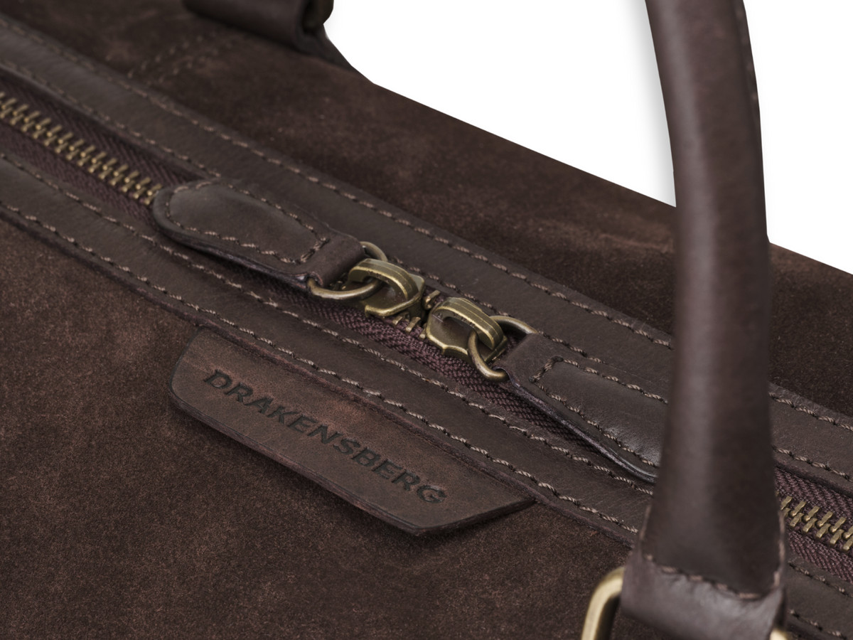 YKK-Doppelreißverschluss und Ledergriff am Weekender James 50 aus Veloursleder