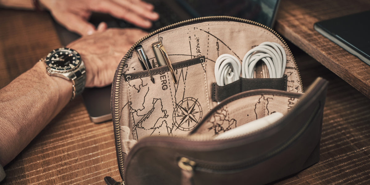 Geöffnete braune Leder-Kabeltasche Keaton mit Kabeln auf einem Schreibtisch
